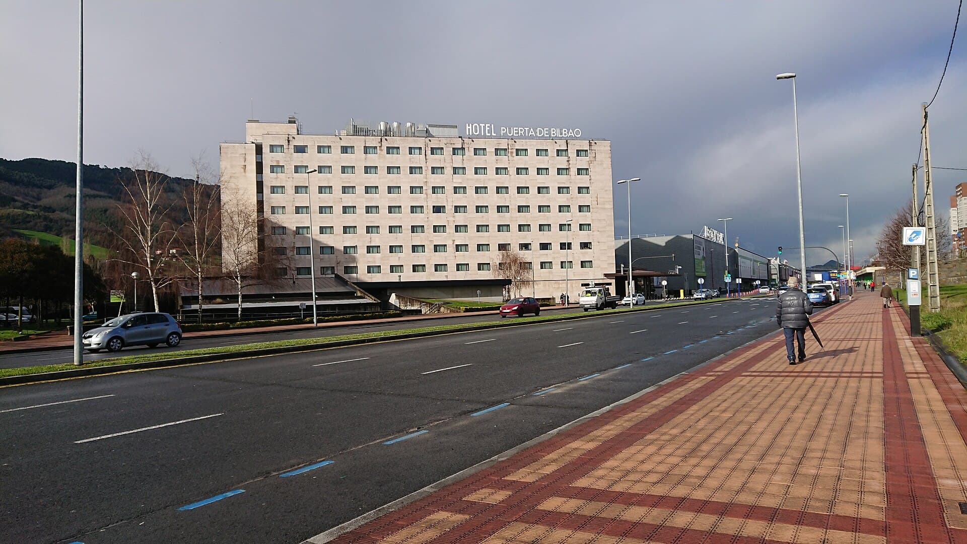 Hotel Puerta de Bilbao (via Wikimedia Commons, CC BY-SA 4.0)