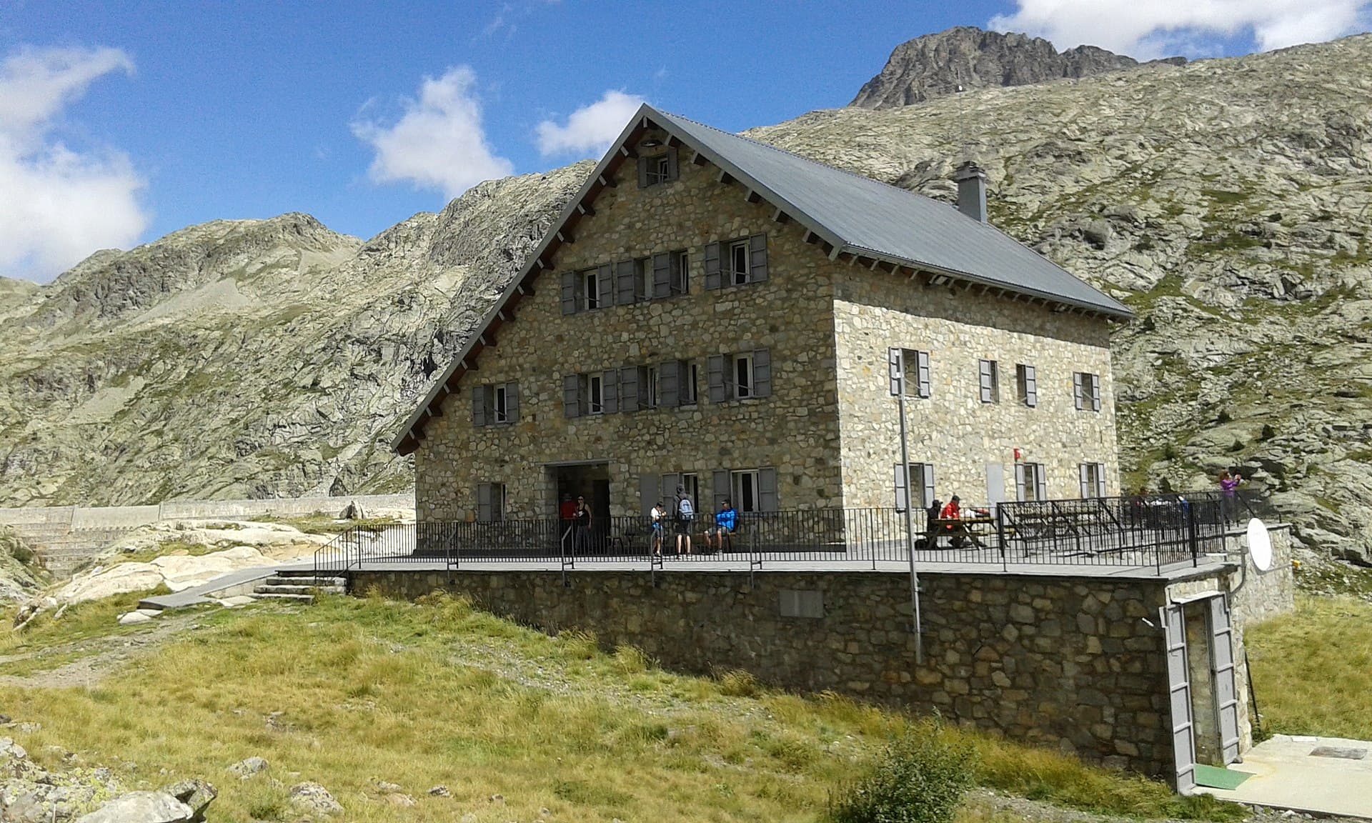Refugio de los Ibones de Bachimaña (via Wikimedia Commons, CC BY-SA 4.0)