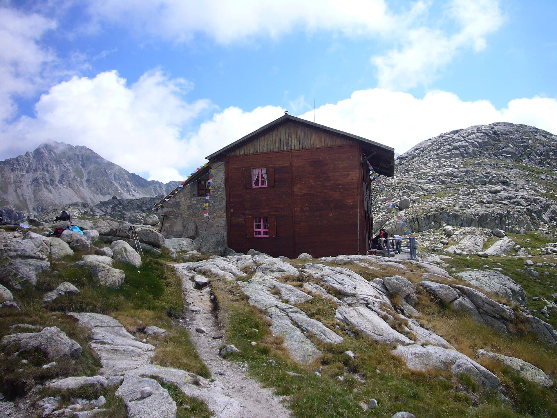 Refugi Colomina (via Wikimedia Commons, CC BY-SA 3.0)