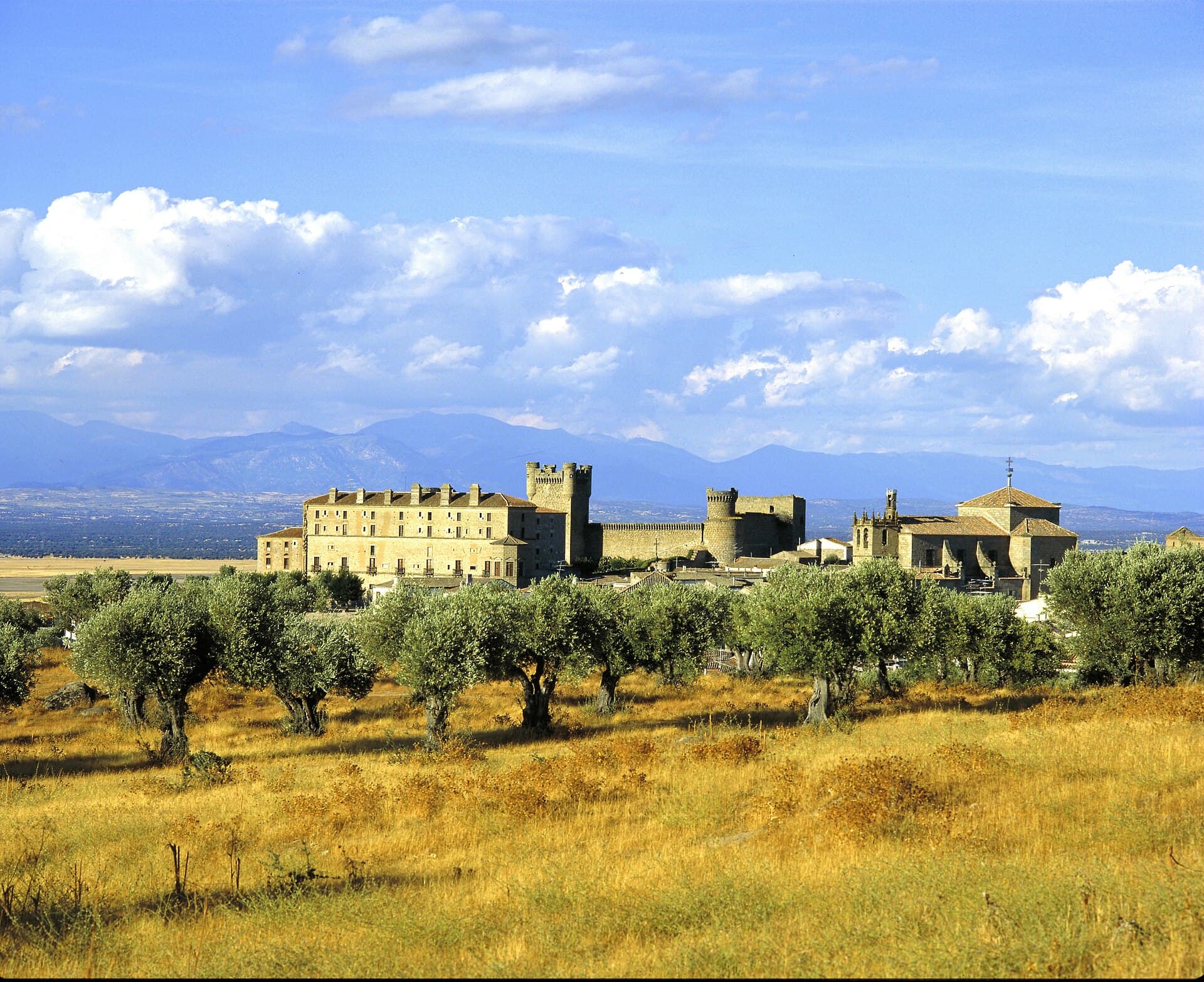 Parador de Oropesa - Virrey de Toledo (via Wikimedia Commons, CC BY-SA 4.0)