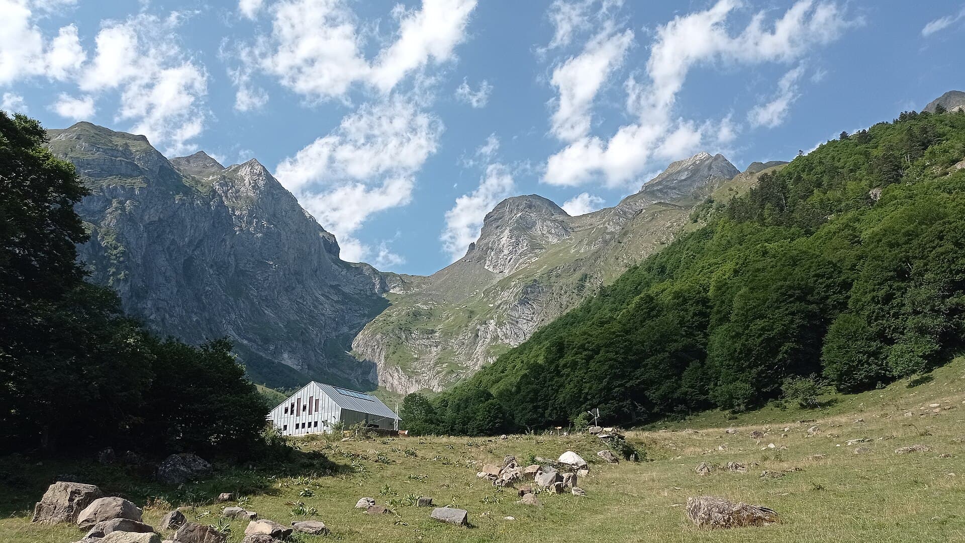 Refugi dera Artiga de Lin (via Wikimedia Commons, CC BY-SA 4.0)