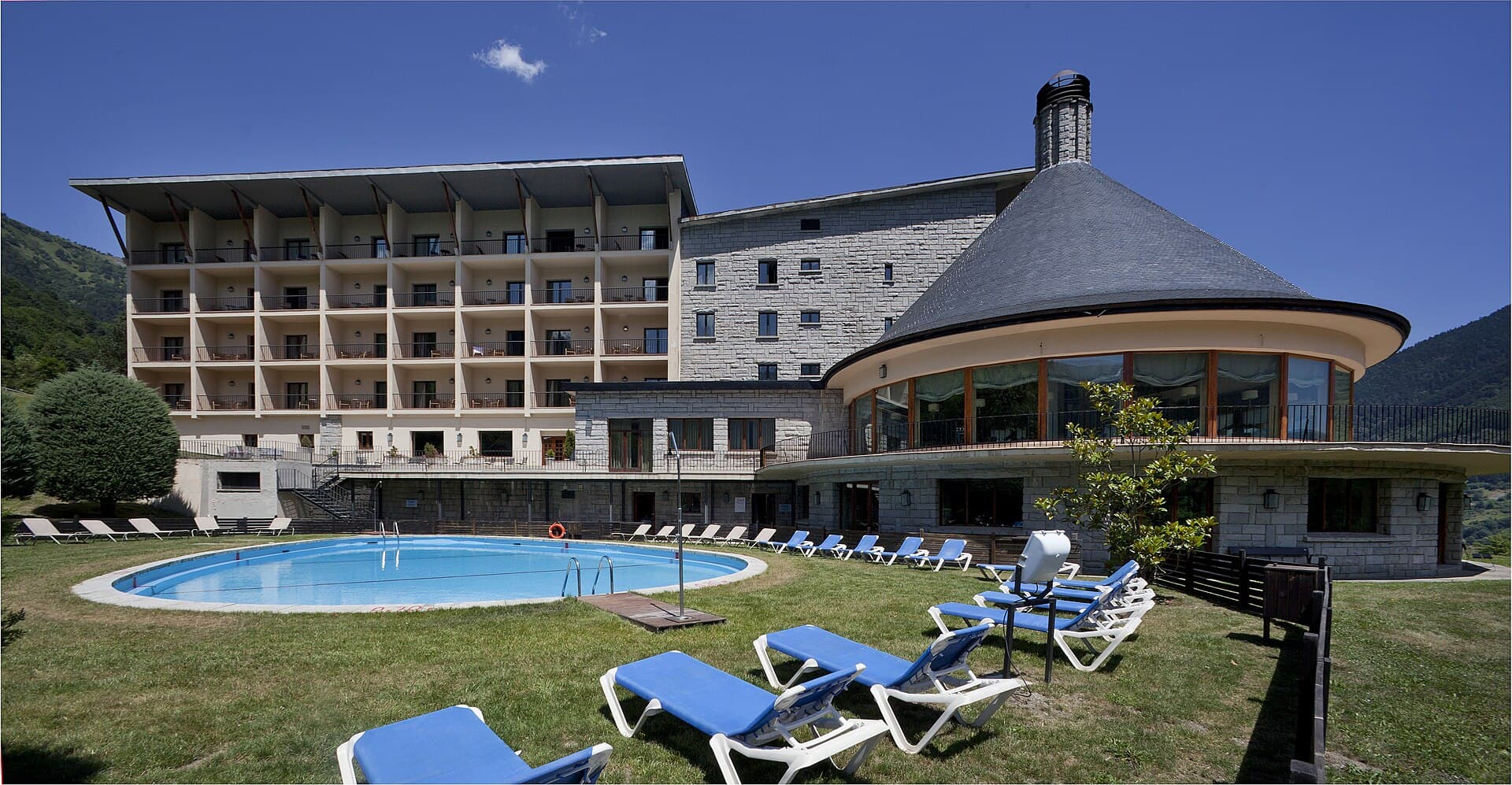 Parador de Turisme de Vielha (via Wikimedia Commons, CC BY-SA 4.0)