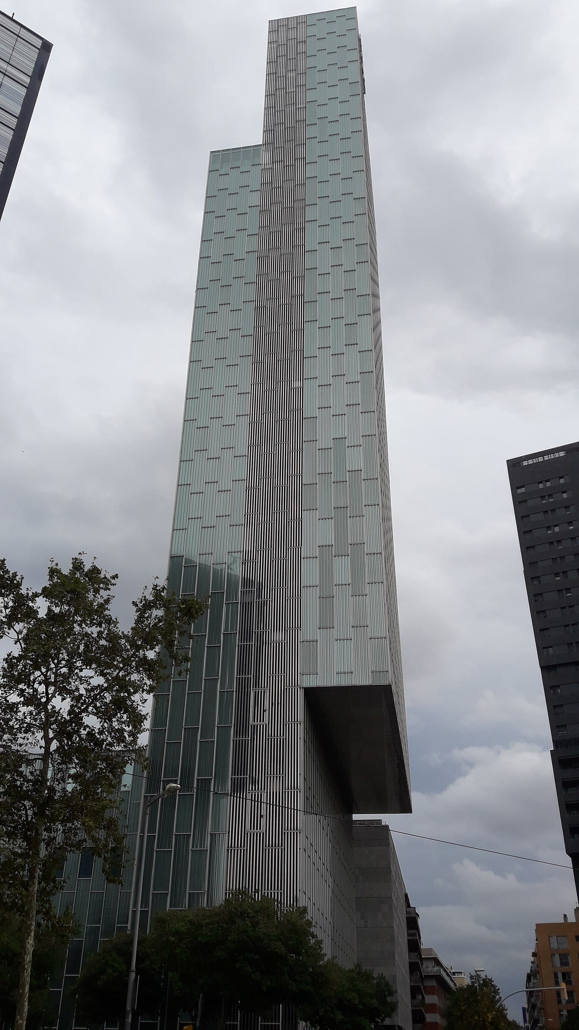 Meliá Barcelona Sky (via Wikimedia Commons, CC BY-SA 3.0)