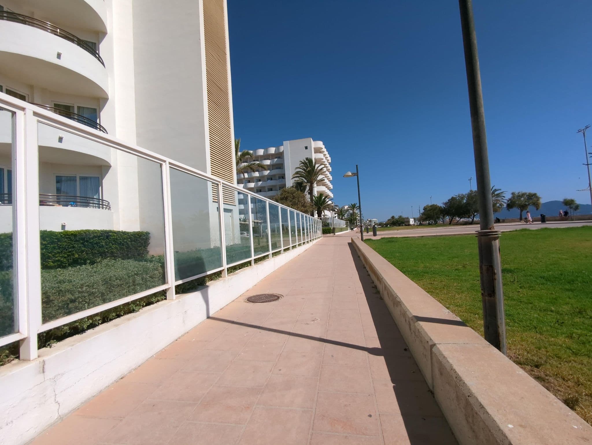 Street view near Hipotels Dunas Cala Millor, Cala Millor — © ente (CC BY-SA · Mapillary)