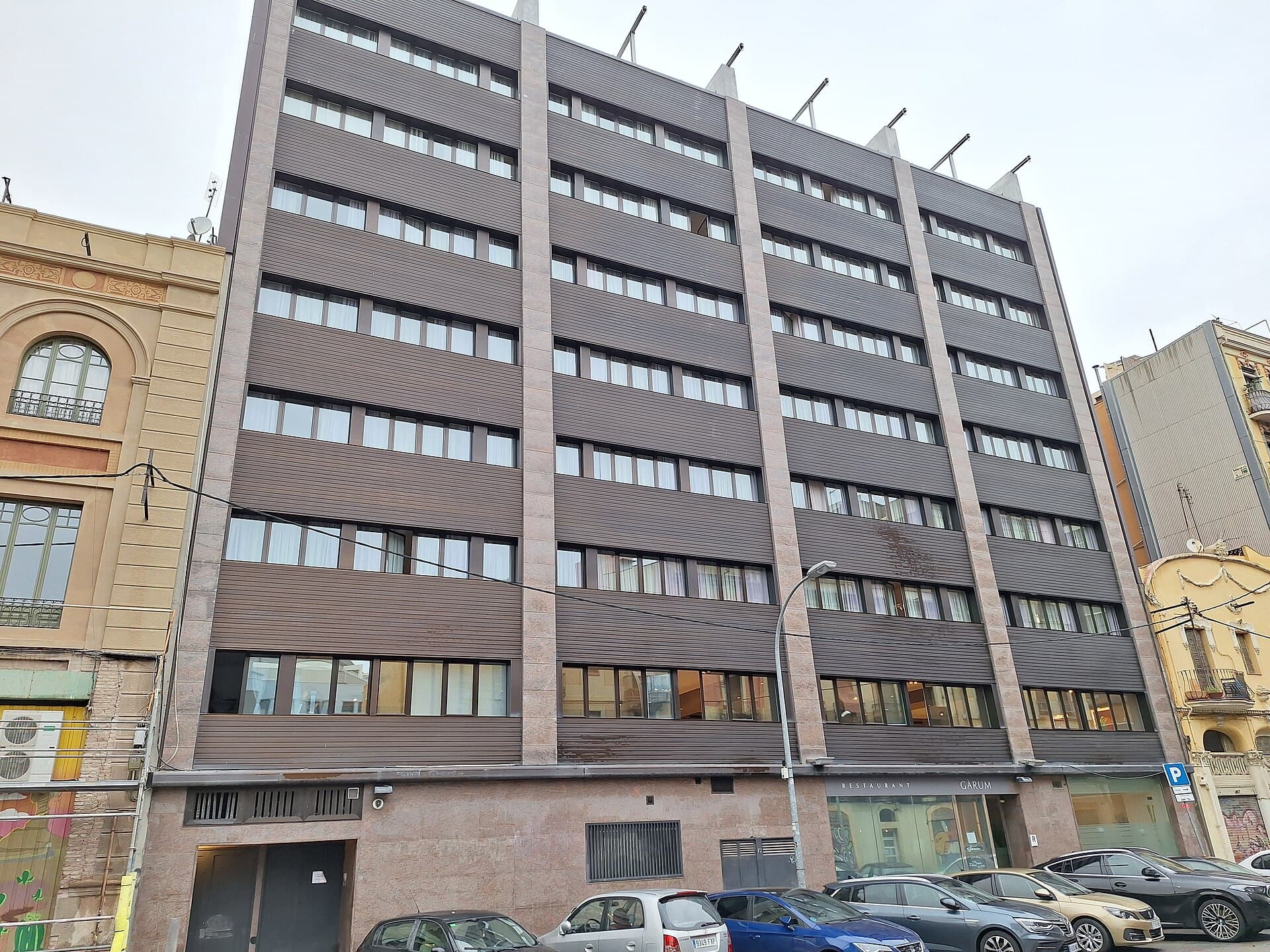 Sallés Hotel Pere IV (via Wikimedia Commons, CC BY-SA 3.0)