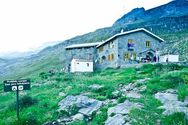 Refugio de Goriz (via Wikimedia Commons, CC BY-SA 3.0)