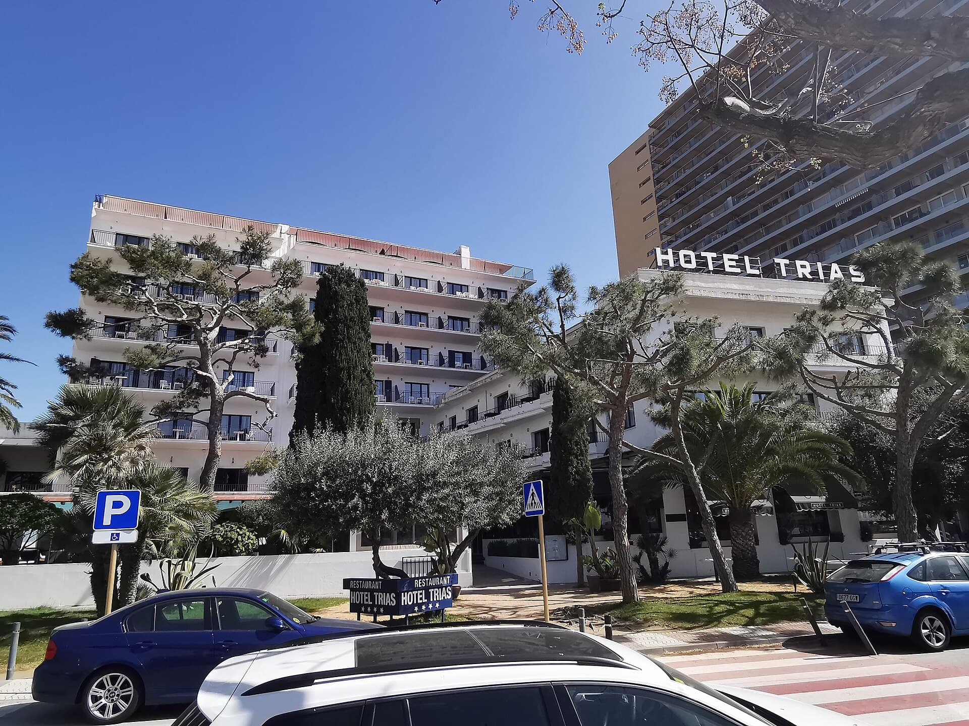 Hotel Trias (via Wikimedia Commons, CC BY-SA 3.0)