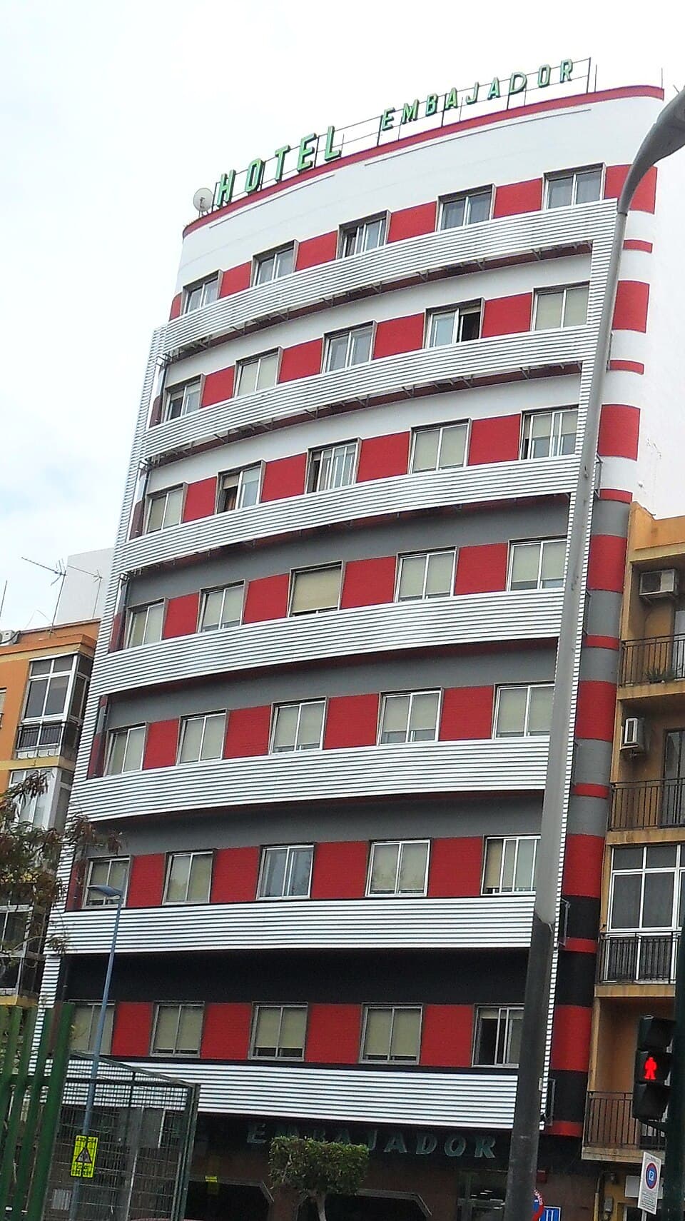 Hotel Embajador (via Wikimedia Commons, CC BY-SA 4.0)