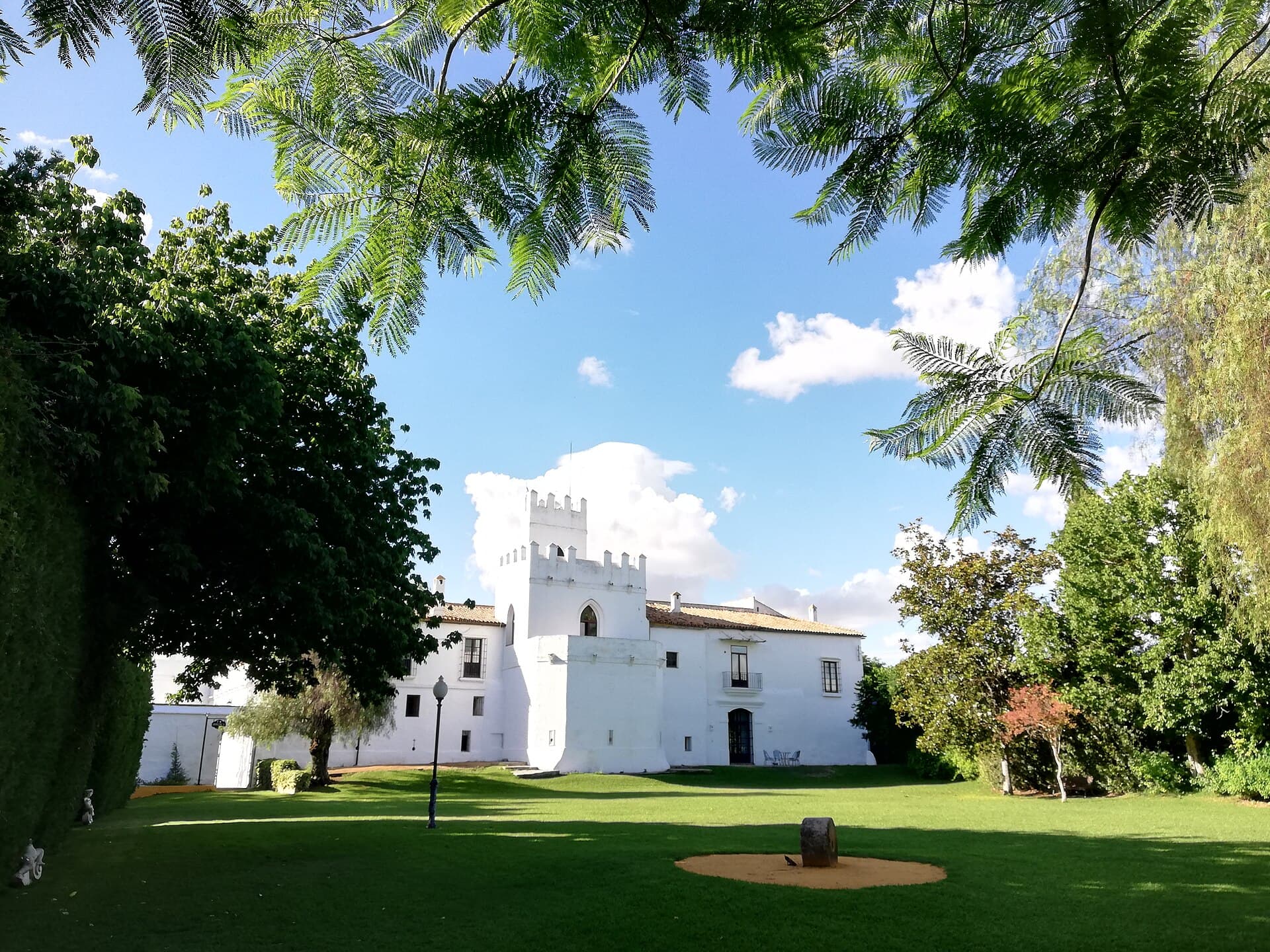 Cortijo Torre de la Reina (via Wikimedia Commons, CC BY 4.0)