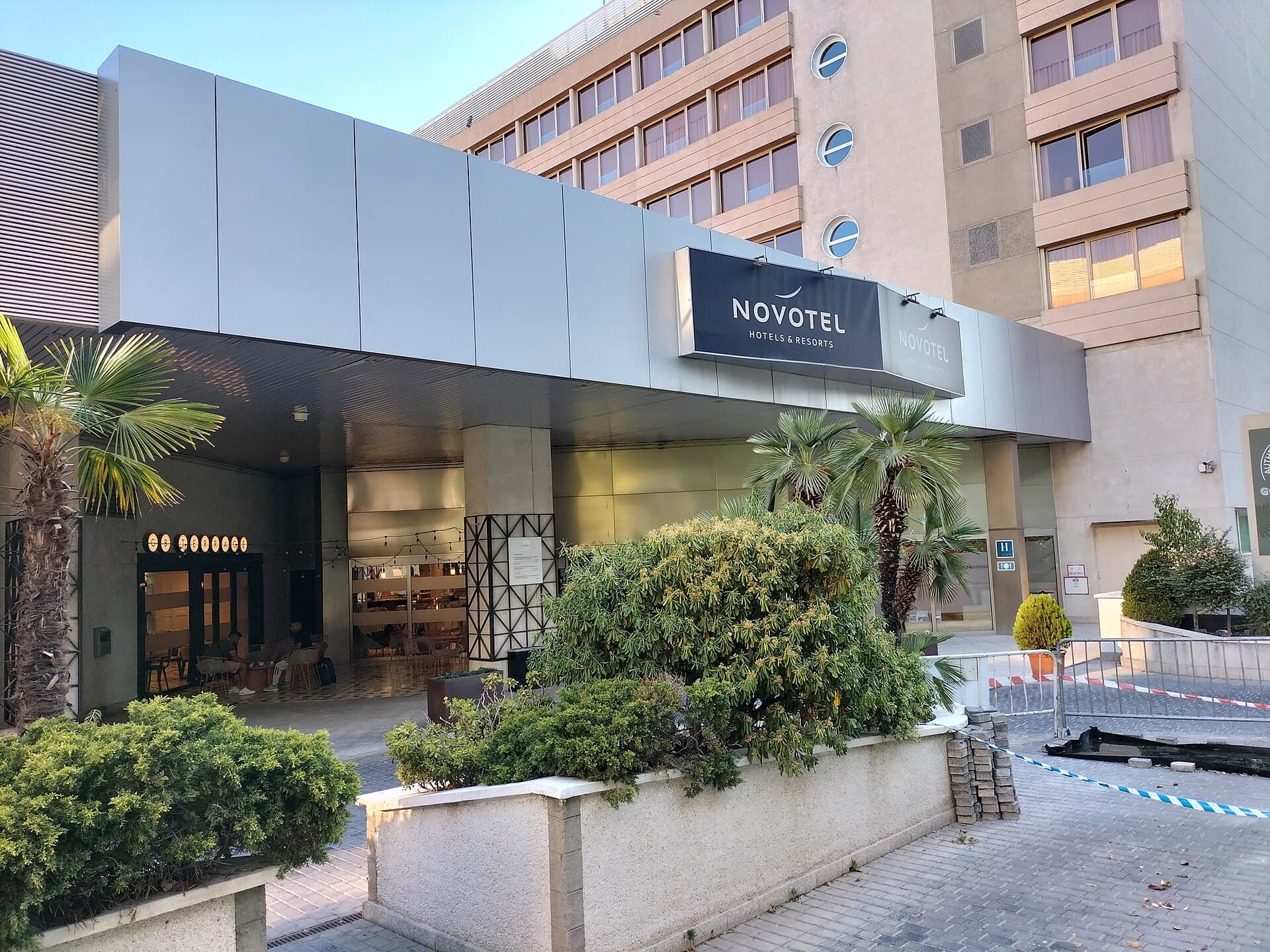 Novotel Campo de las Naciones (via Wikimedia Commons, CC BY-SA 3.0)