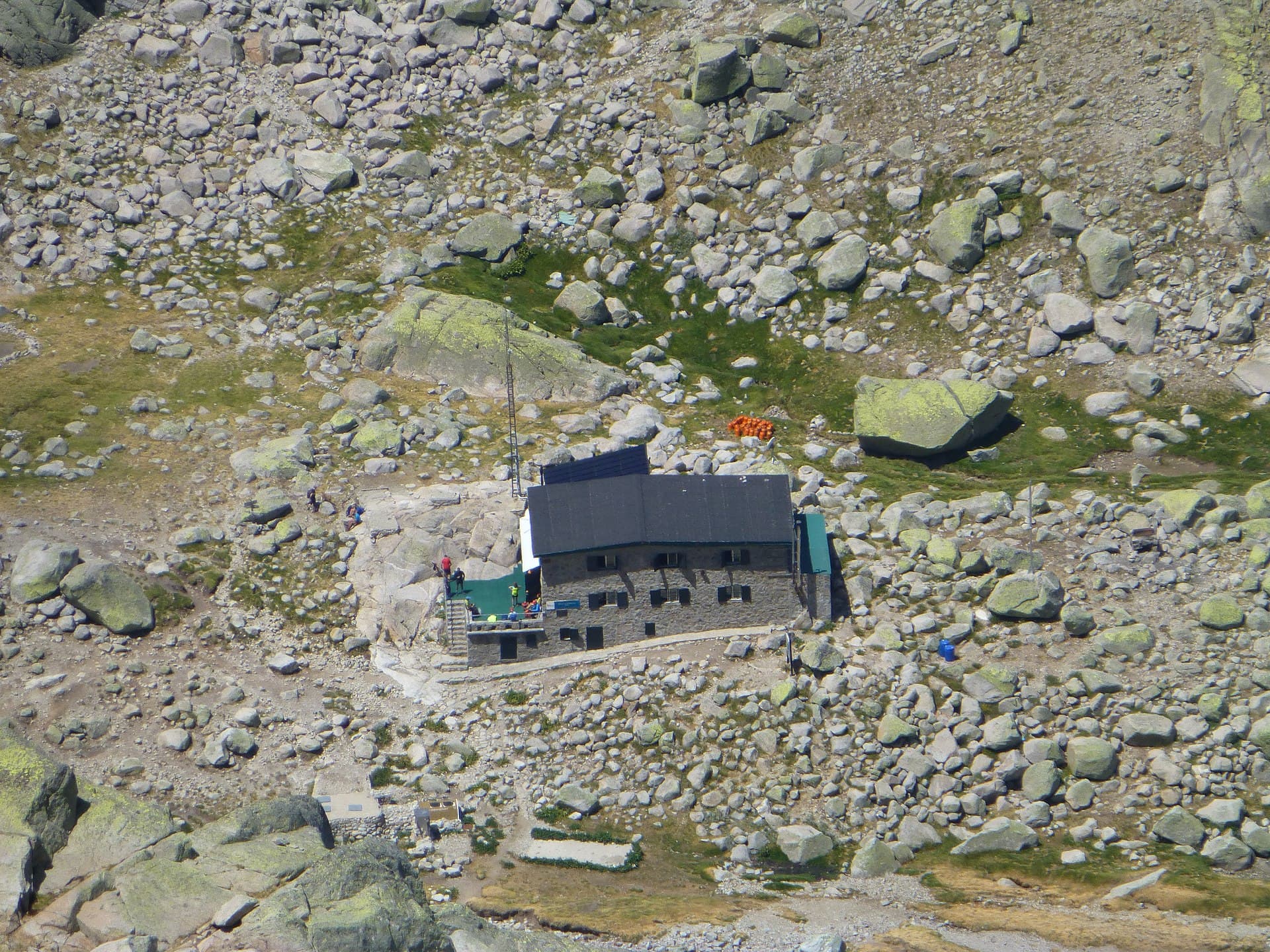 Refugio Laguna Grande (via Wikimedia Commons, CC BY-SA 4.0)