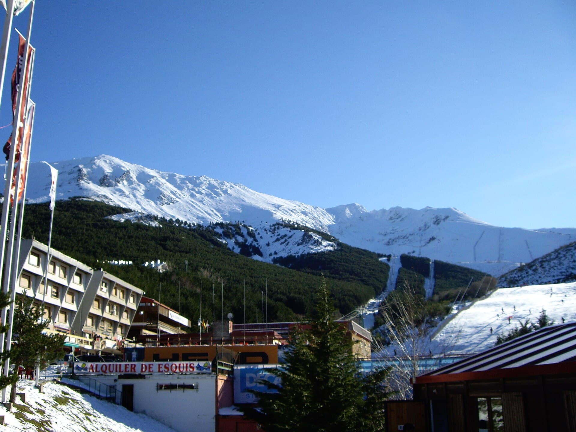 Hostal La Pinilla (via Wikimedia Commons, Public domain)