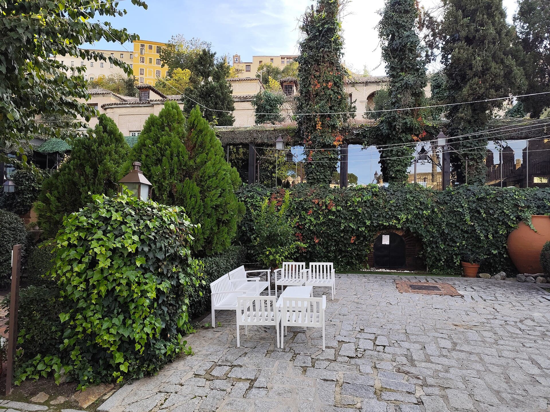 Hotel Hacienda del Cardenal (via Wikimedia Commons, CC BY-SA 4.0)