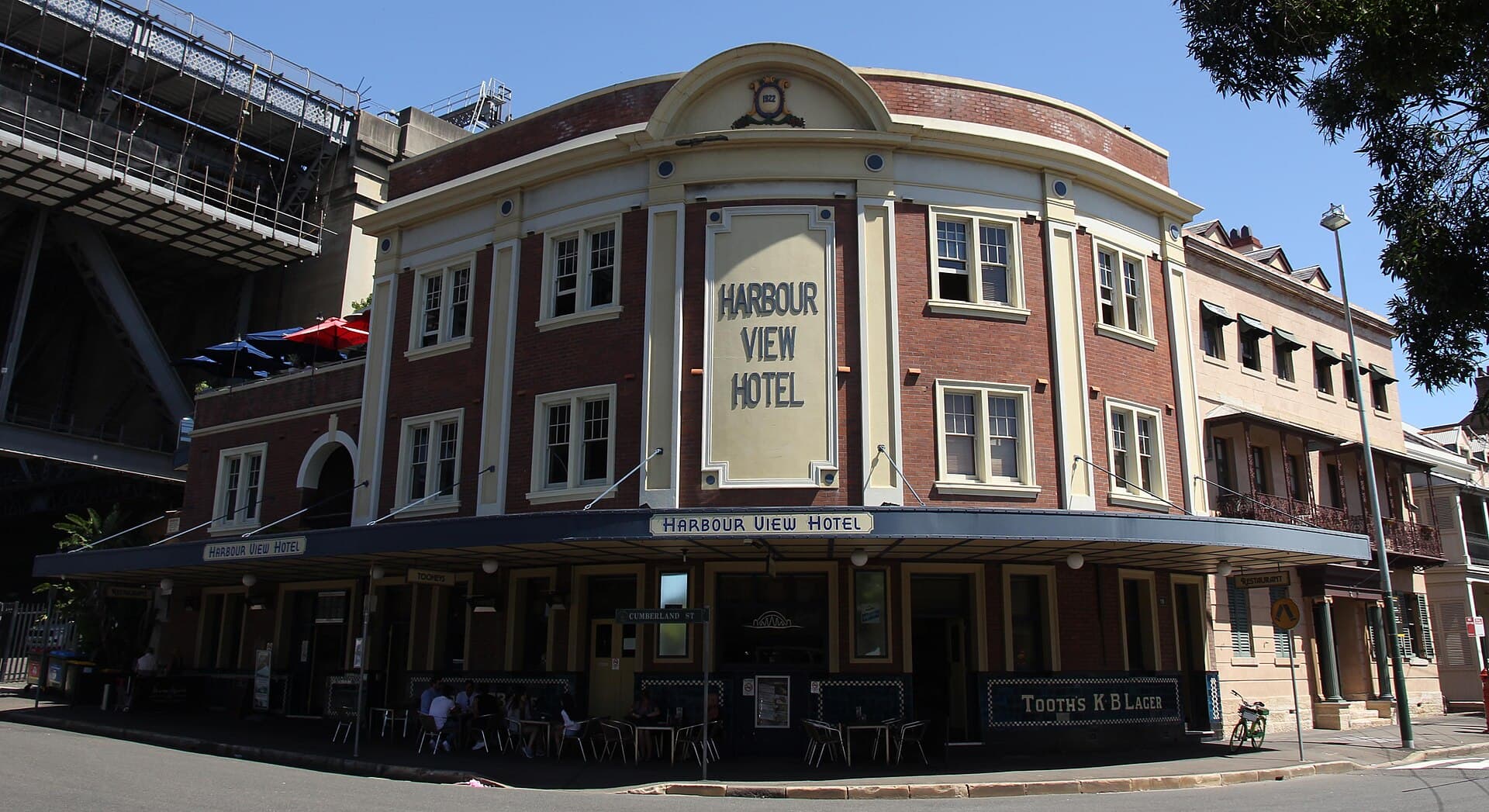 Harbour View Hotel (via Wikimedia Commons, CC BY-SA 4.0)