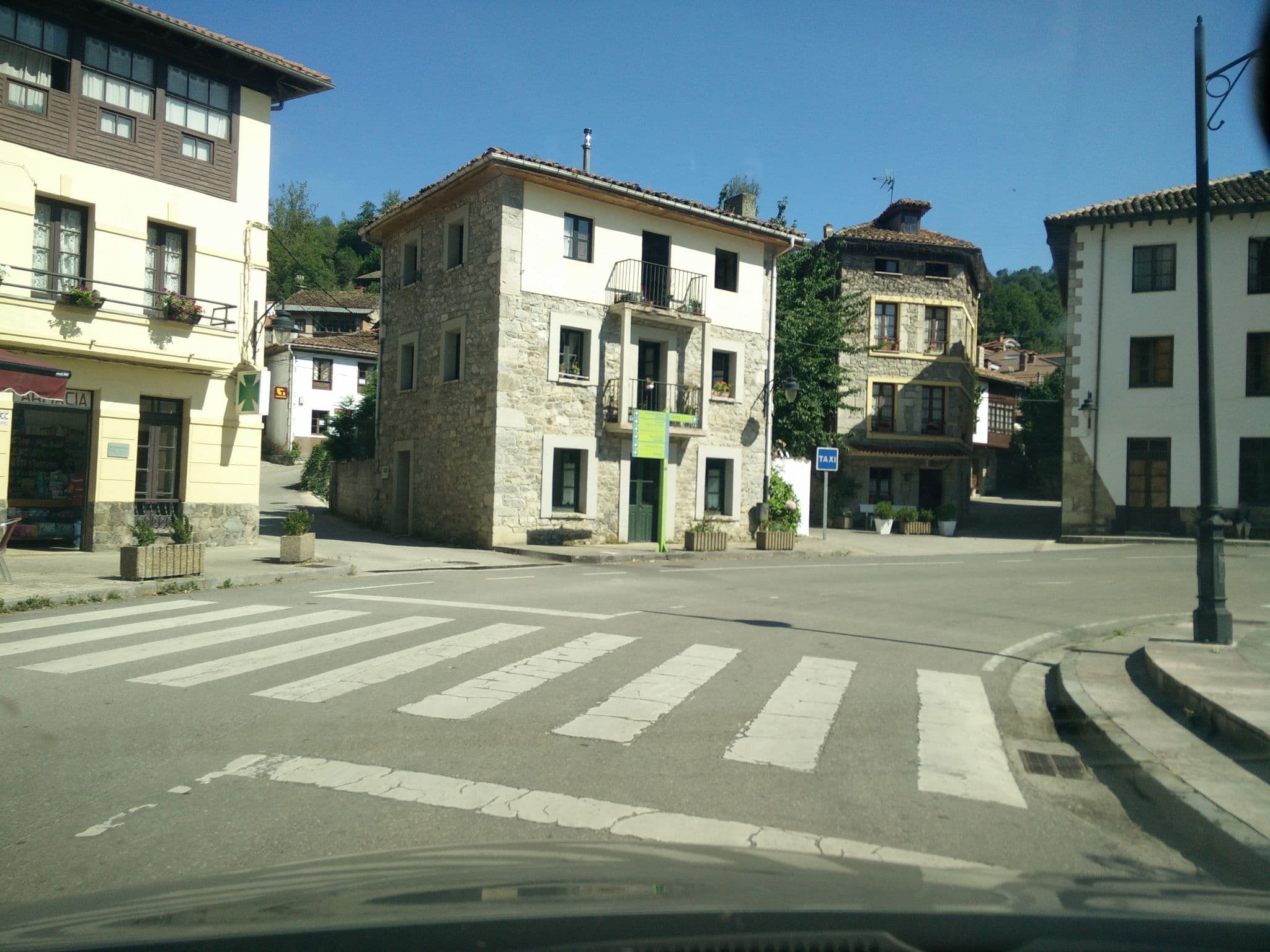 Street view near Hotel Rural la Plaza, Campo de Caso — © txenoo (CC BY-SA · Mapillary)