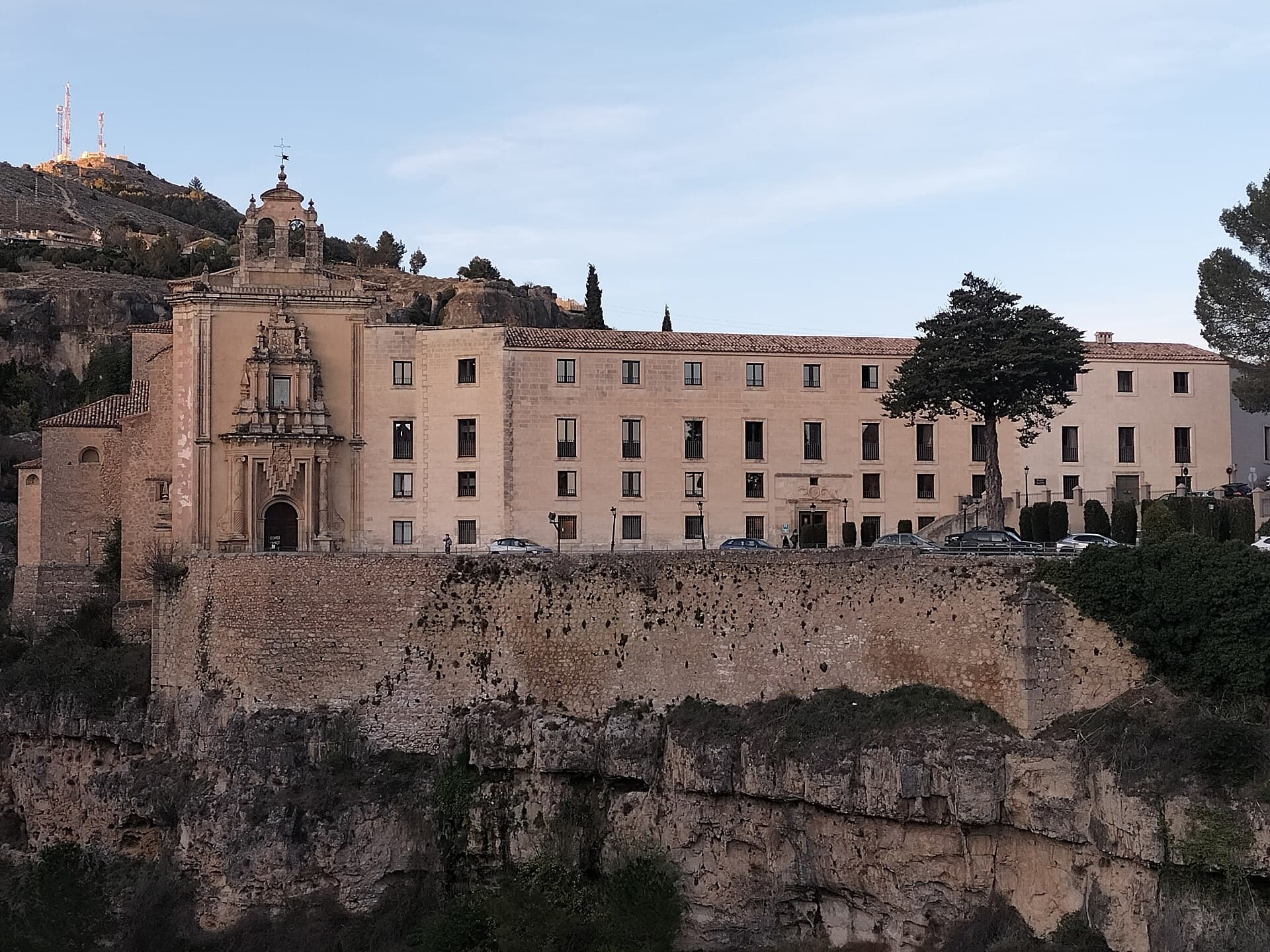 Parador Nacional de Cuenca (via Wikimedia Commons, CC BY-SA 3.0)