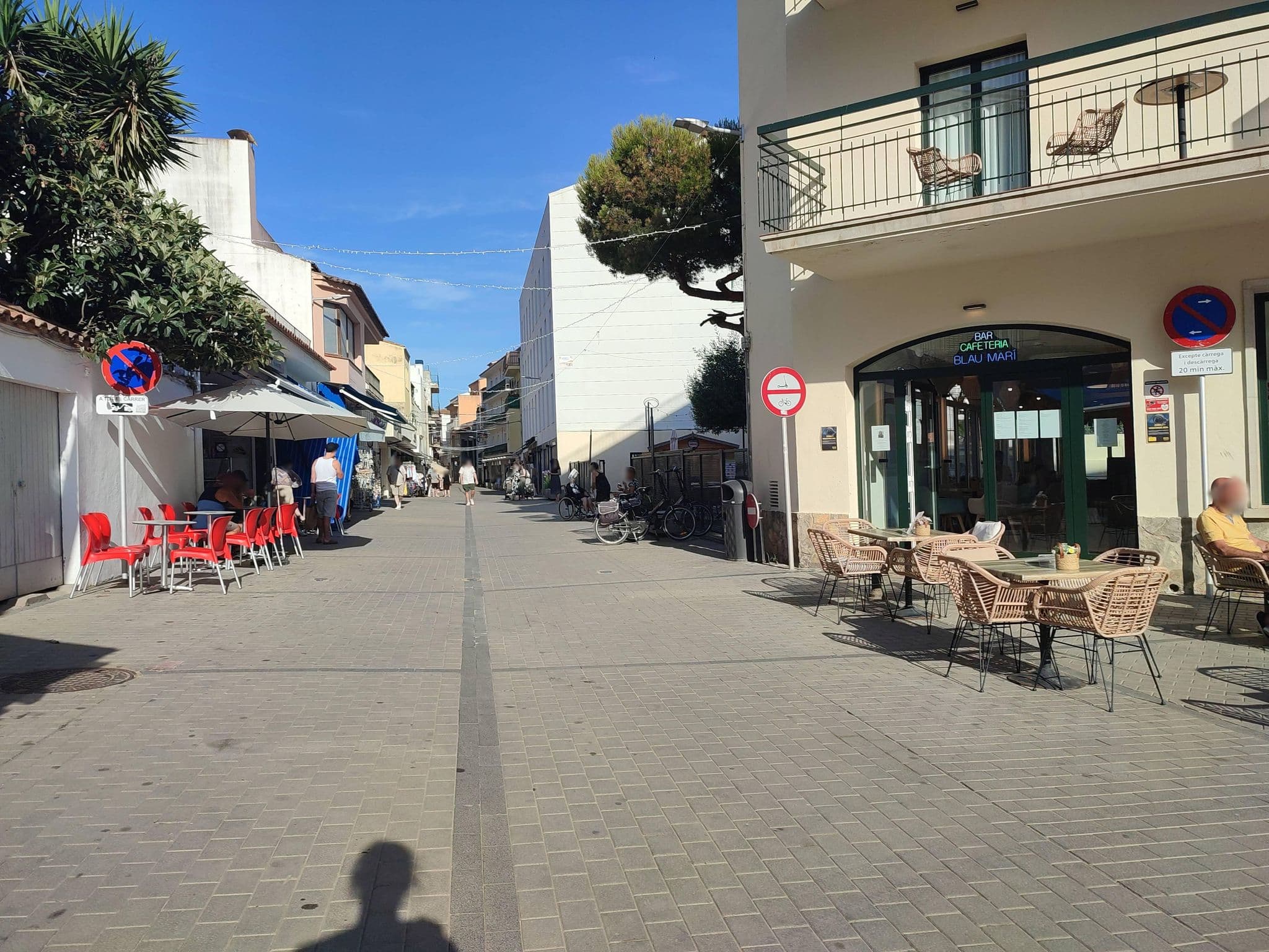 Street view near Hotel Coral, l'Estartit — © karthoo (CC BY-SA · Mapillary)