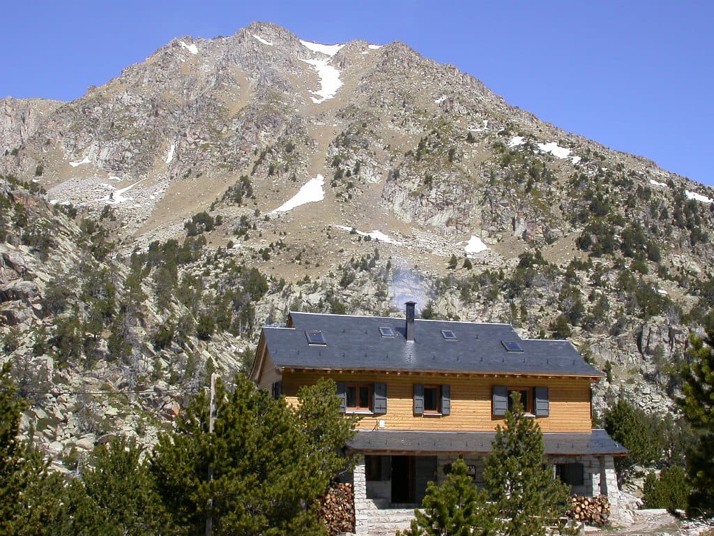 Refugi Josep Maria Blanc (via Wikimedia Commons, CC BY-SA 3.0)