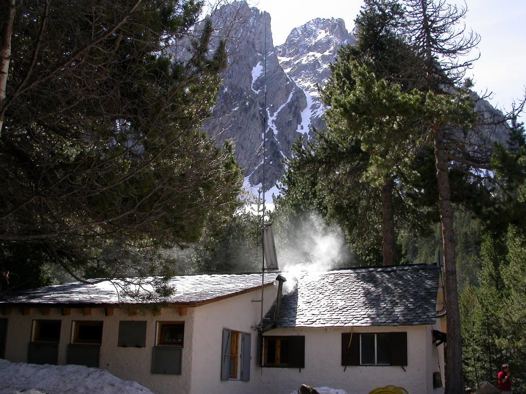 Refugi Ernest Mallafré (via Wikimedia Commons, CC BY-SA 3.0)
