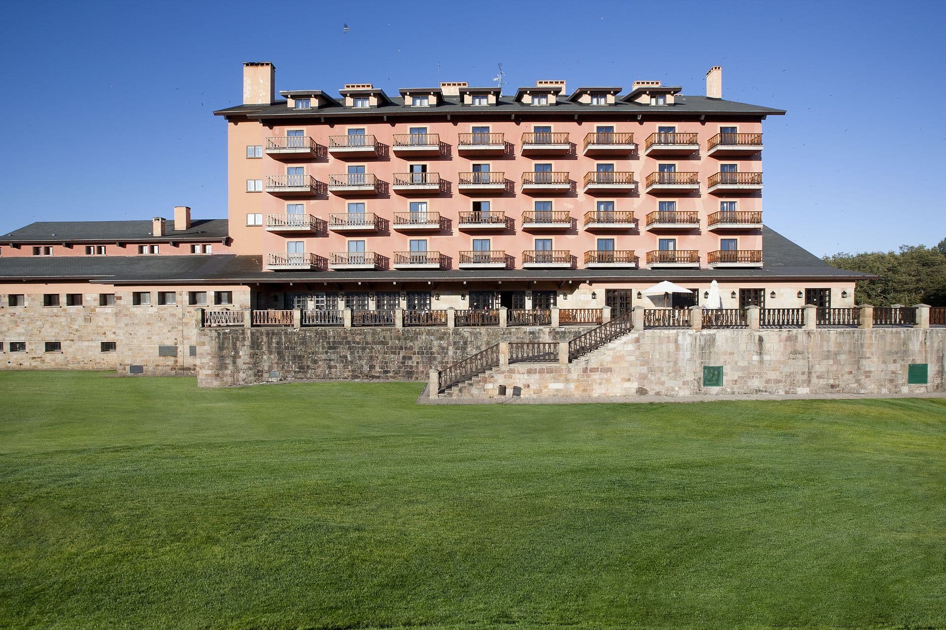 Parador de Cervera de Pisuerga (via Wikimedia Commons, CC BY-SA 4.0)