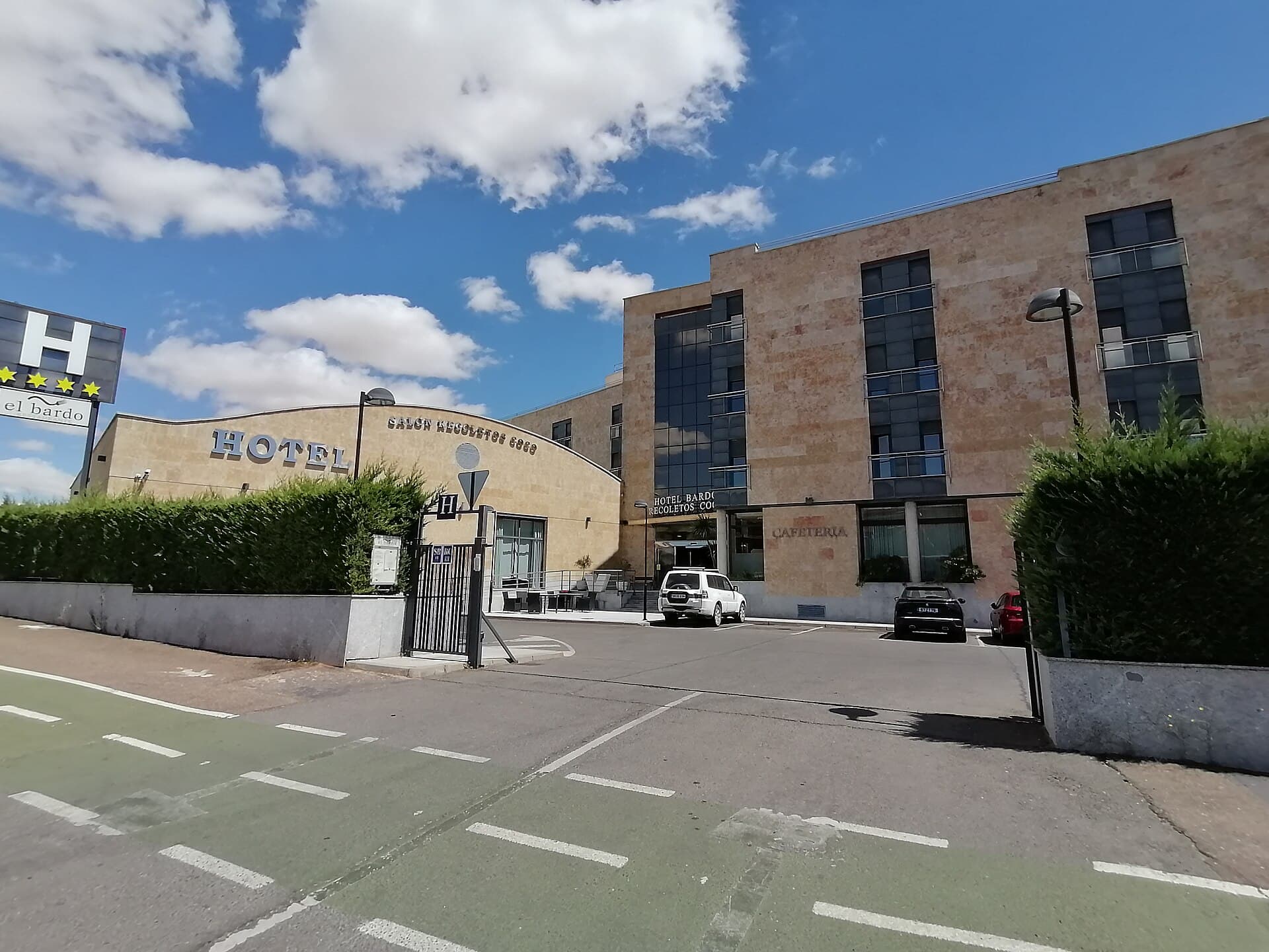 Hotel Bardo Recoletos Coco (via Wikimedia Commons, CC BY-SA 4.0)