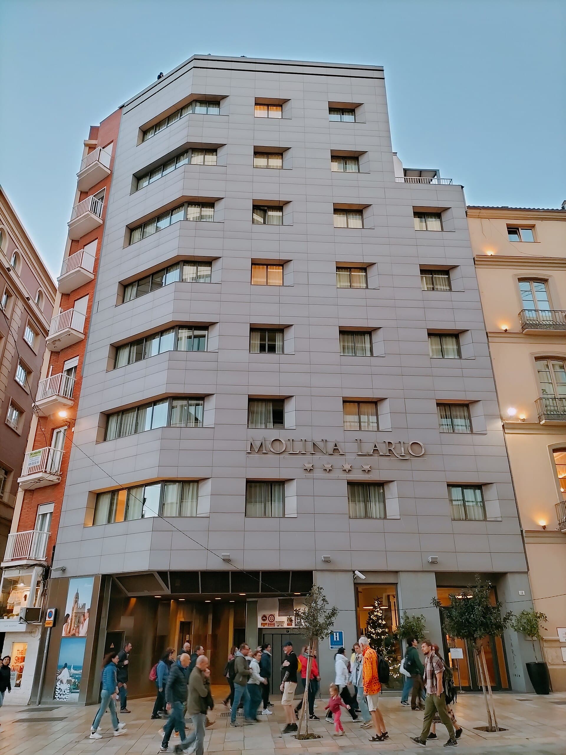 Hotel Molina Lario (via Wikimedia Commons, CC BY-SA 3.0)