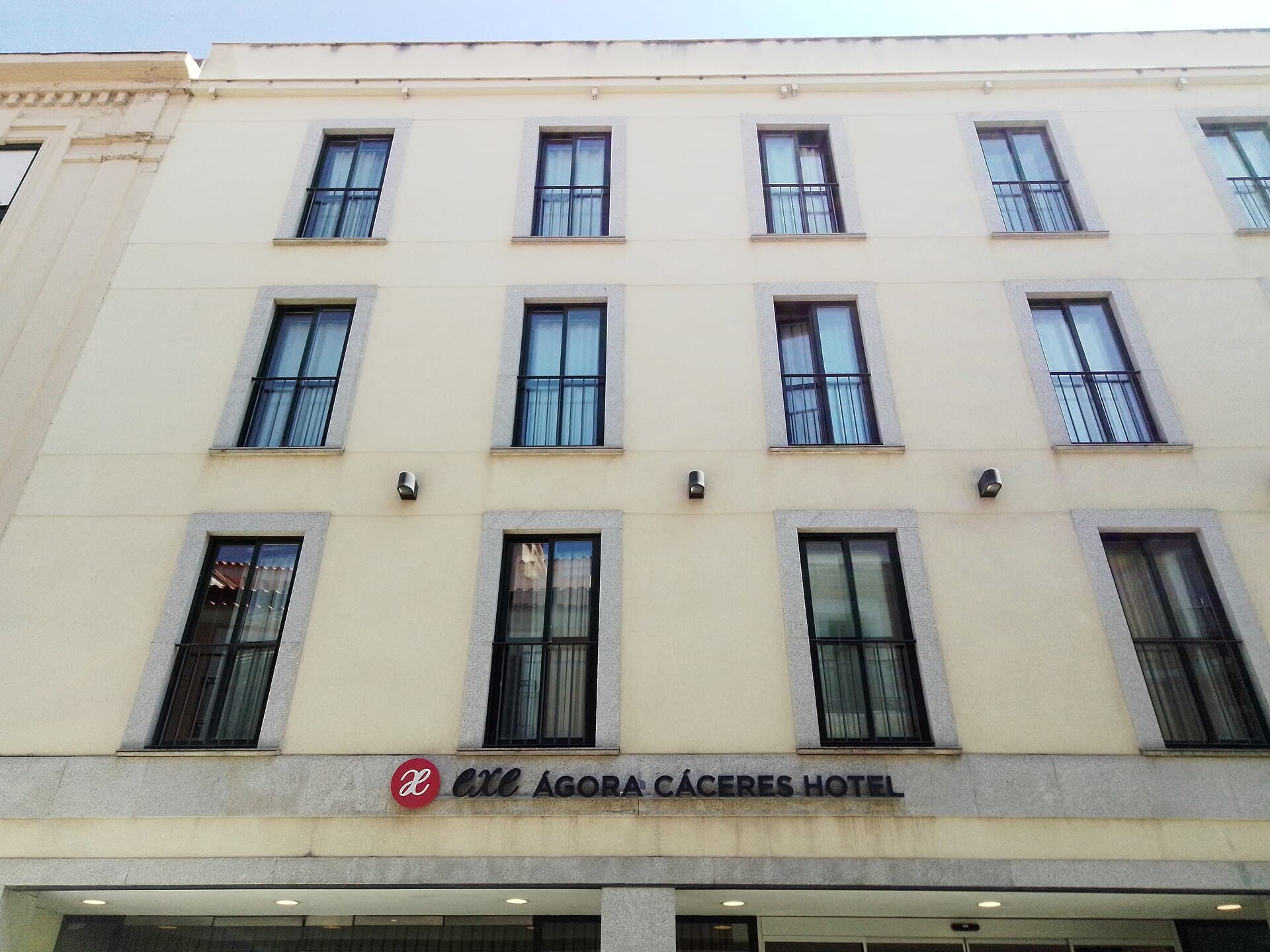 Exe Ágora Cáceres (via Wikimedia Commons, CC BY-SA 4.0)