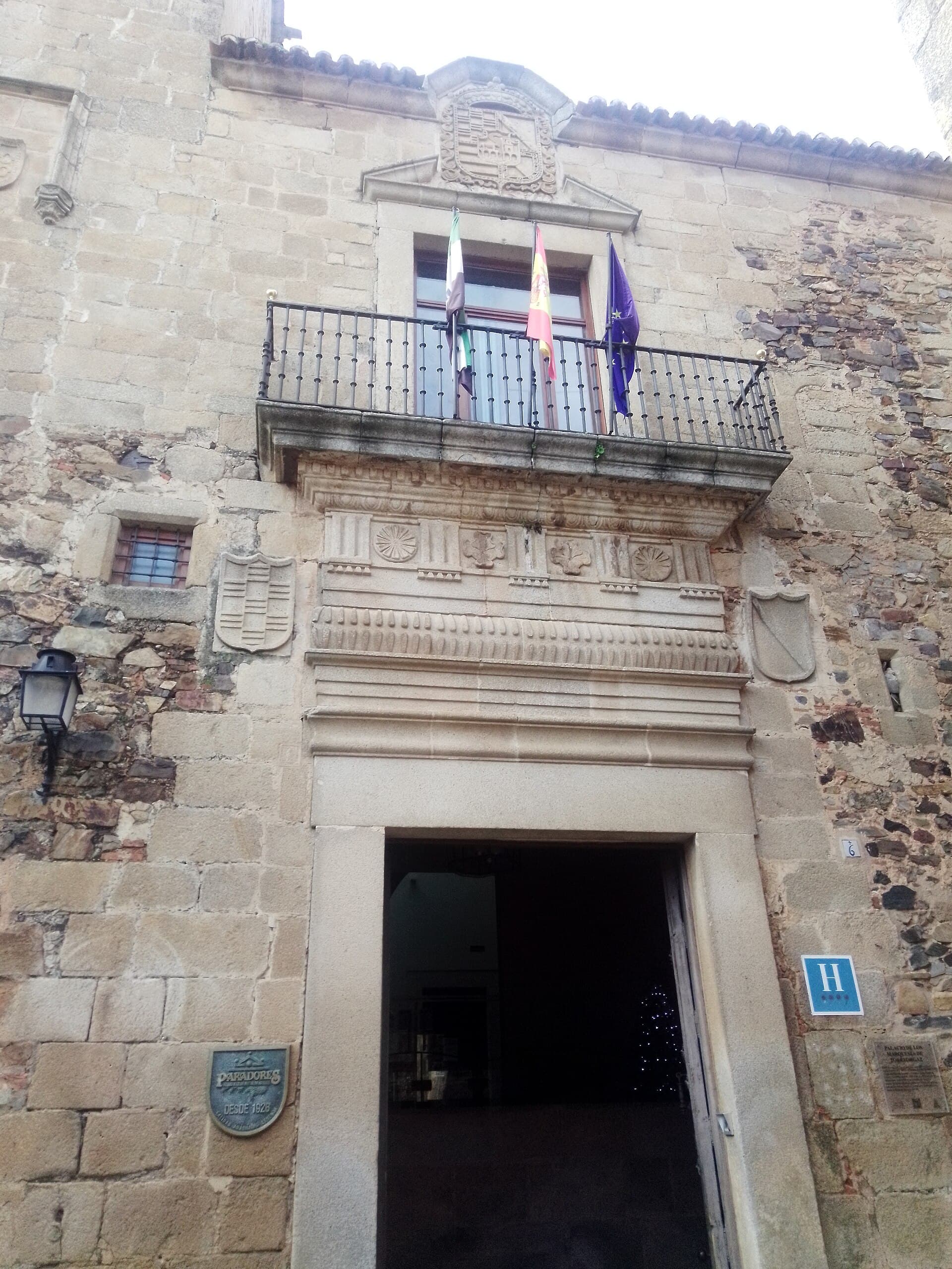 Parador de Cáceres (via Wikimedia Commons, CC BY-SA 4.0)