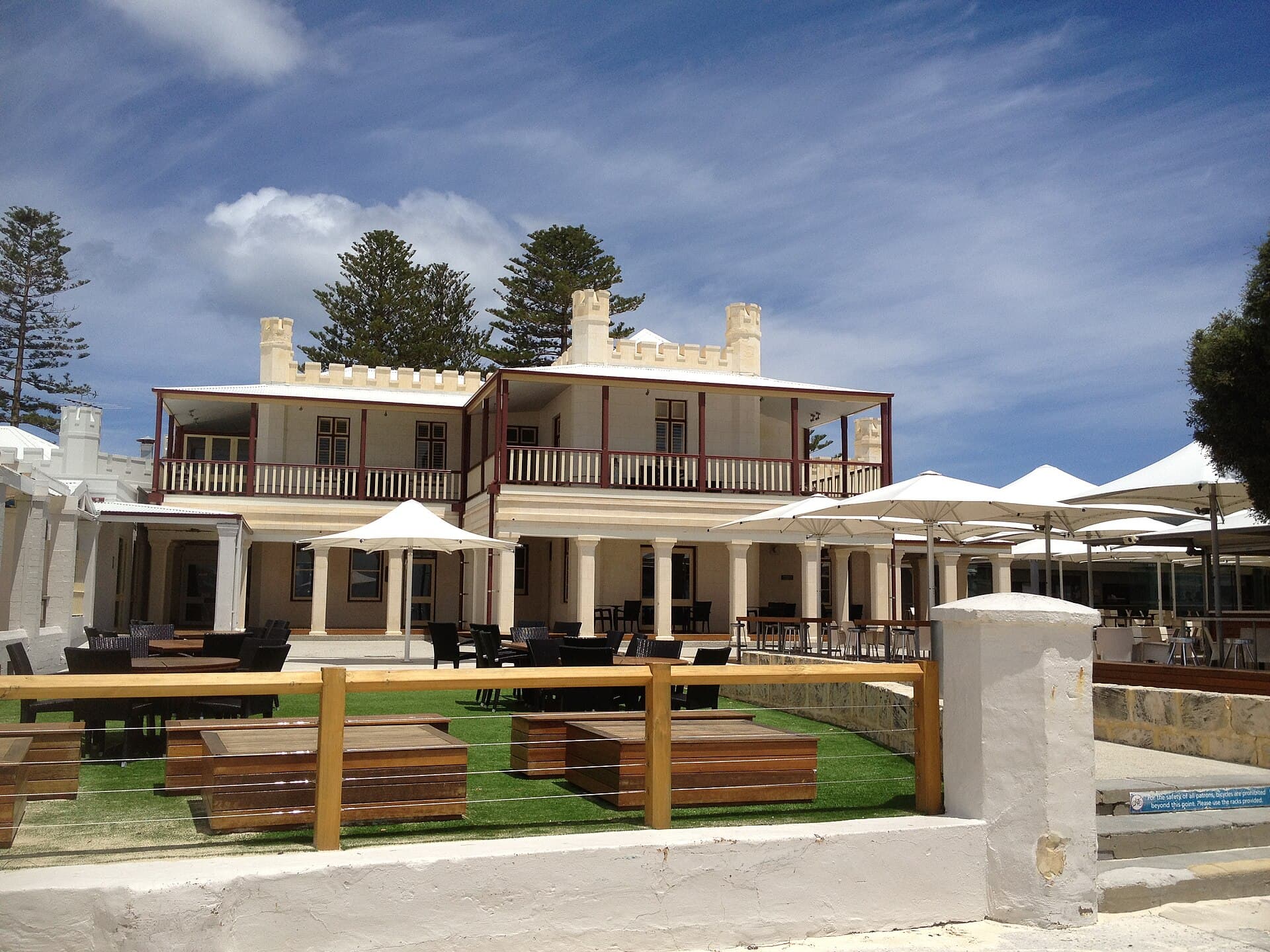 Hotel Rottnest (via Wikimedia Commons, CC BY-SA 3.0)