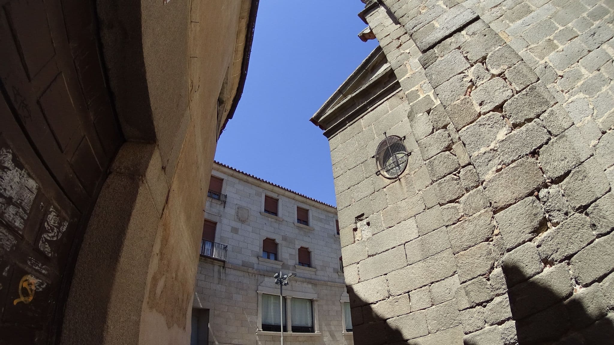 Street view near Palacio de Valderrábanos, Ávila — © robertogeb (CC BY-SA · Mapillary)