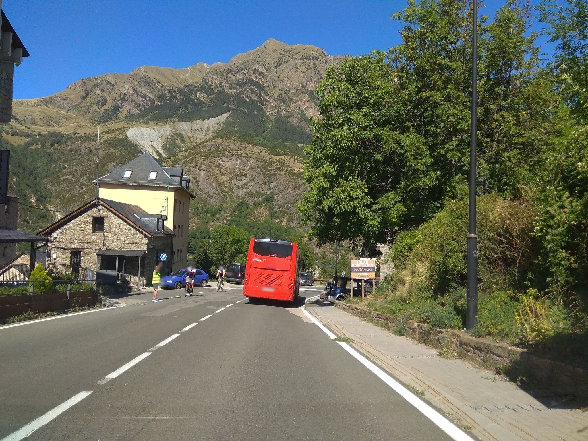 Street view near Hotel Pey, el Pont de Suert — © familiapicarol (CC BY-SA · Mapillary)