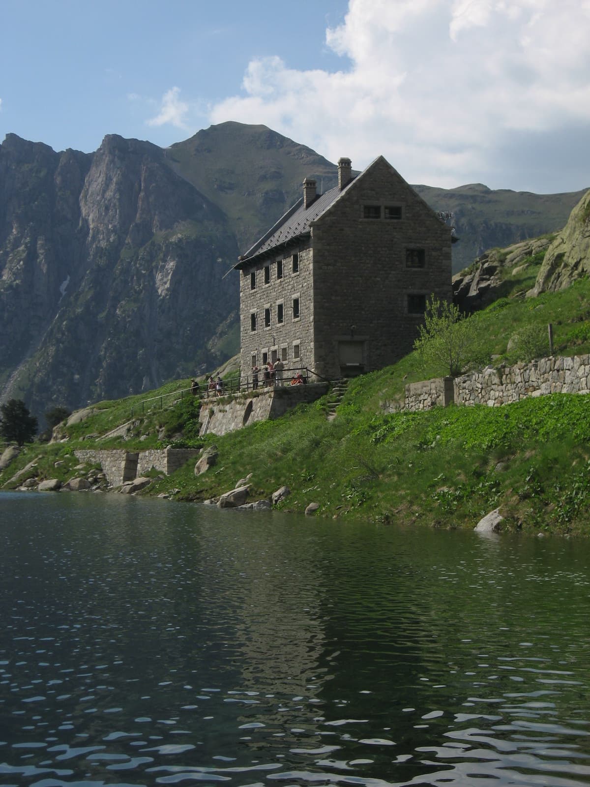 Refugi de la Restanca (via Wikimedia Commons, CC BY-SA 4.0)