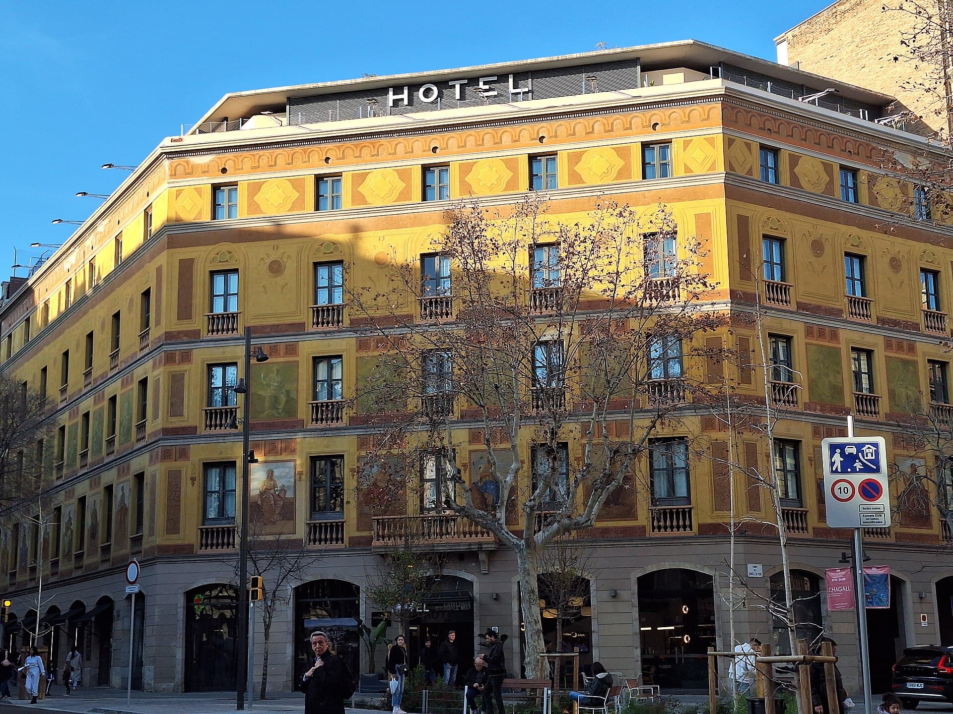 Hotel Catalonia Eixample 1864 (via Wikimedia Commons, CC BY-SA 4.0)