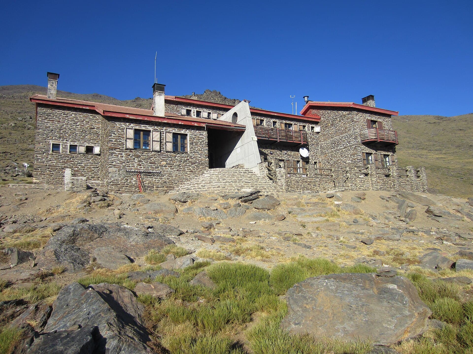 Refugio Poqueira (via Wikimedia Commons, CC BY-SA 3.0)