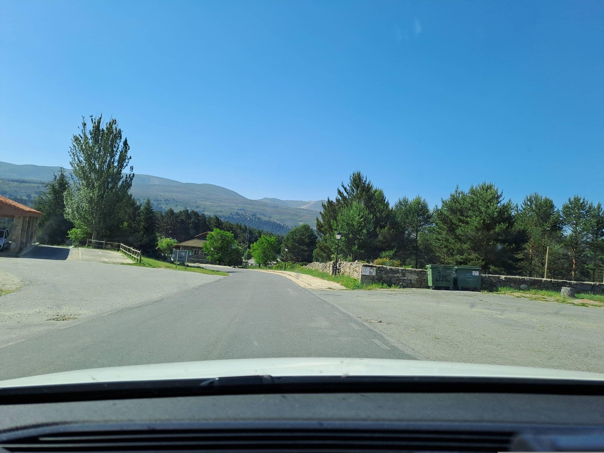 Street view near Hostal Alto Gredos, Mombeltrán — © normanm (CC BY-SA · Mapillary)