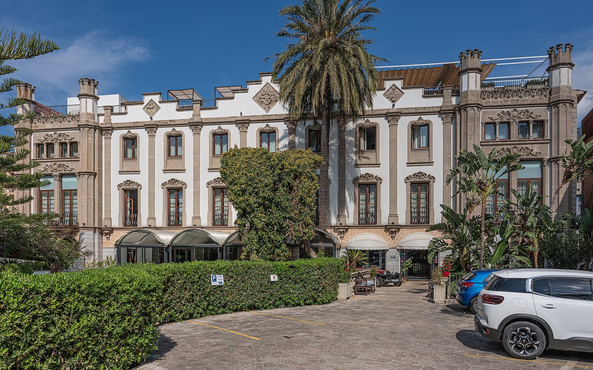 Gran Hotel de Sóller (via Wikimedia Commons, FAL)
