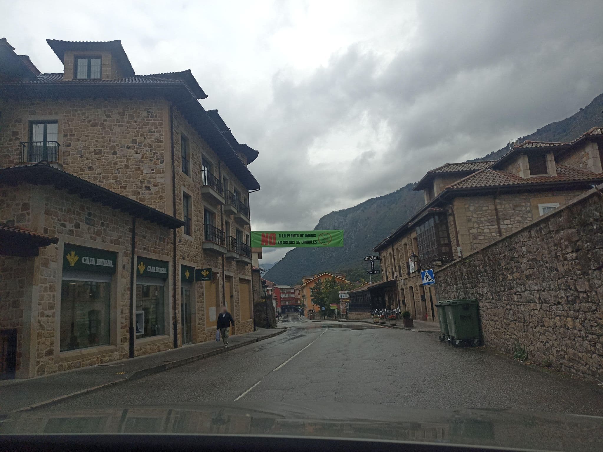 Street view near Hotel la Rivera, Carreña