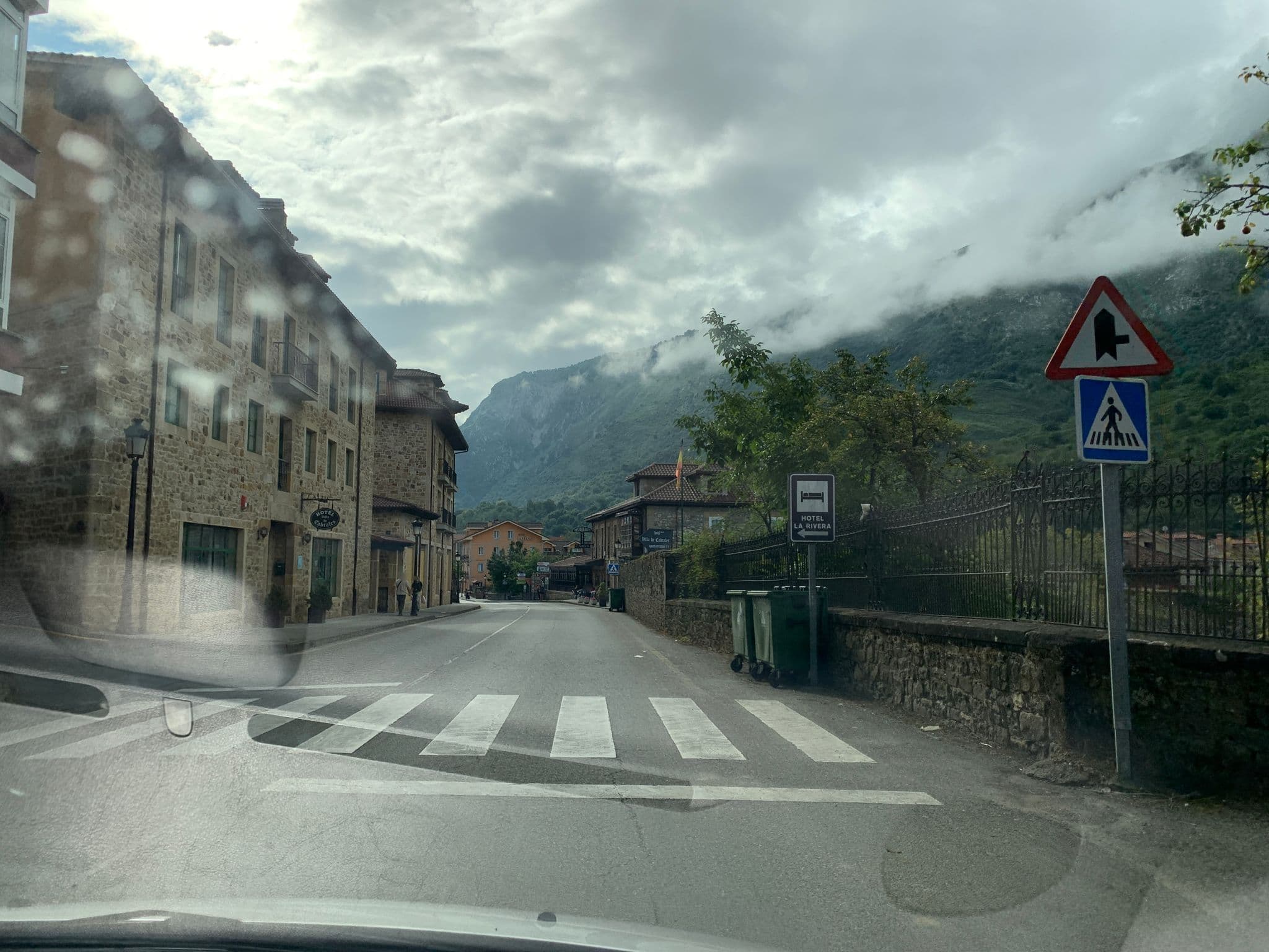 Street view near Naranjo de Bulnes, Carreña