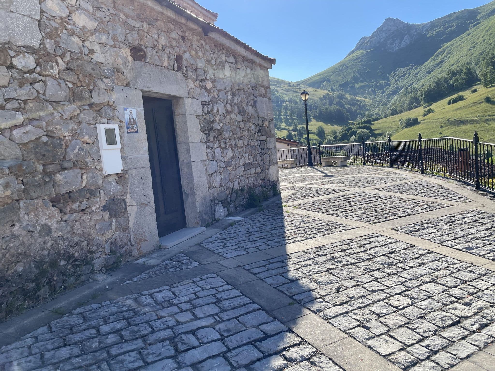 Street view near Casa Pedro Sotres, Carreña