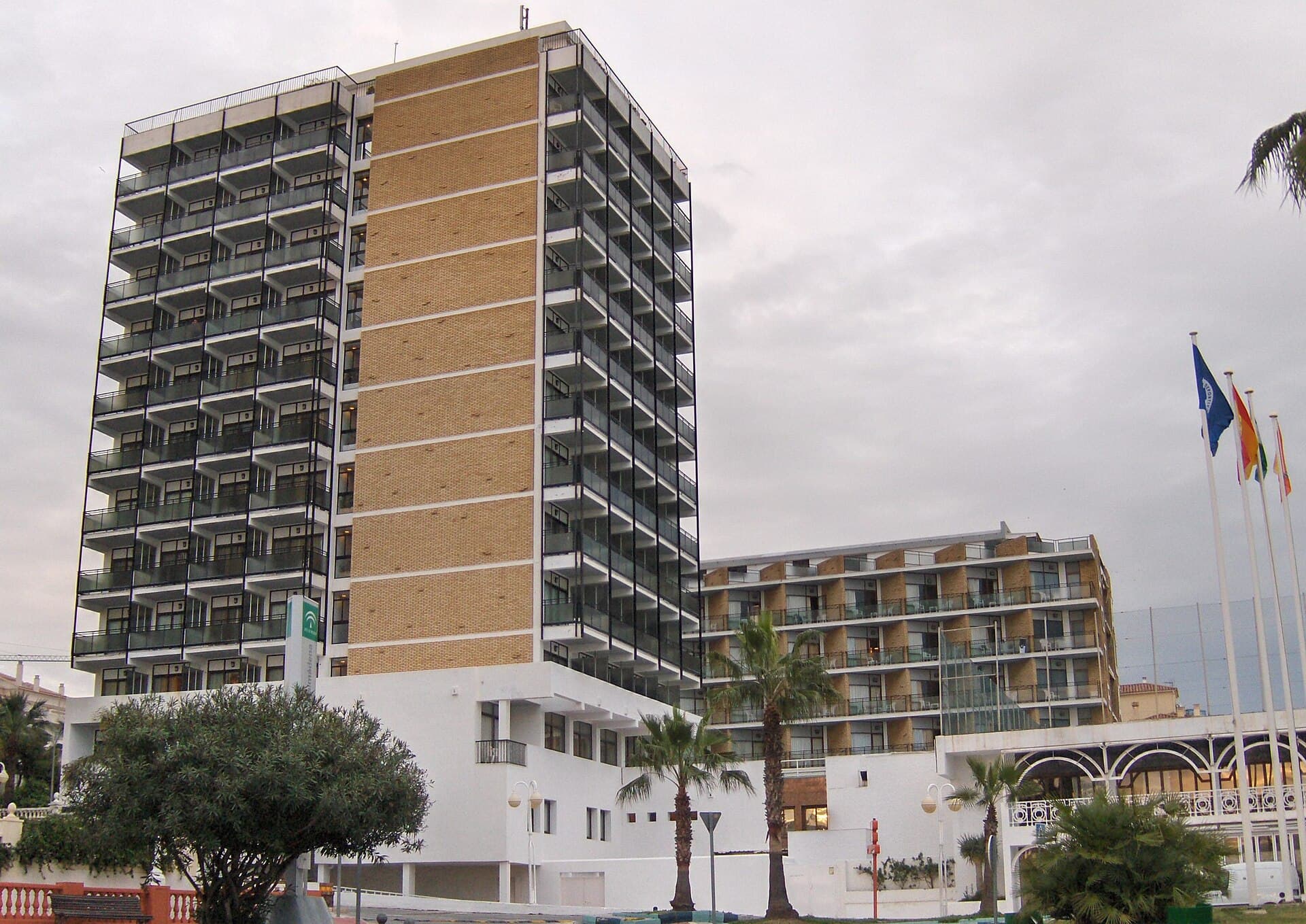 Hotel Alay (via Wikimedia Commons, CC BY-SA 3.0)