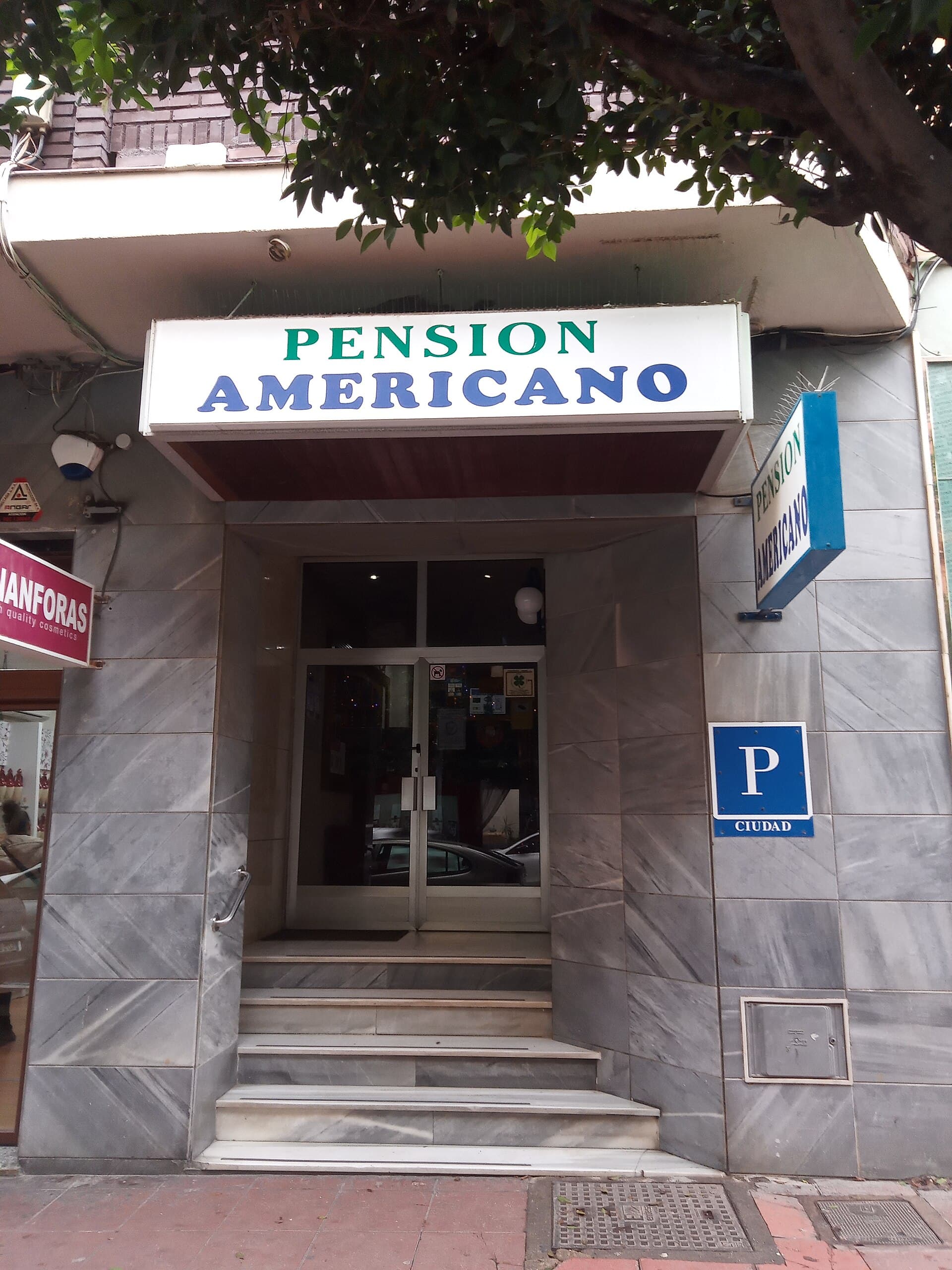 Pensión Americano (via Wikimedia Commons, CC BY-SA 4.0)