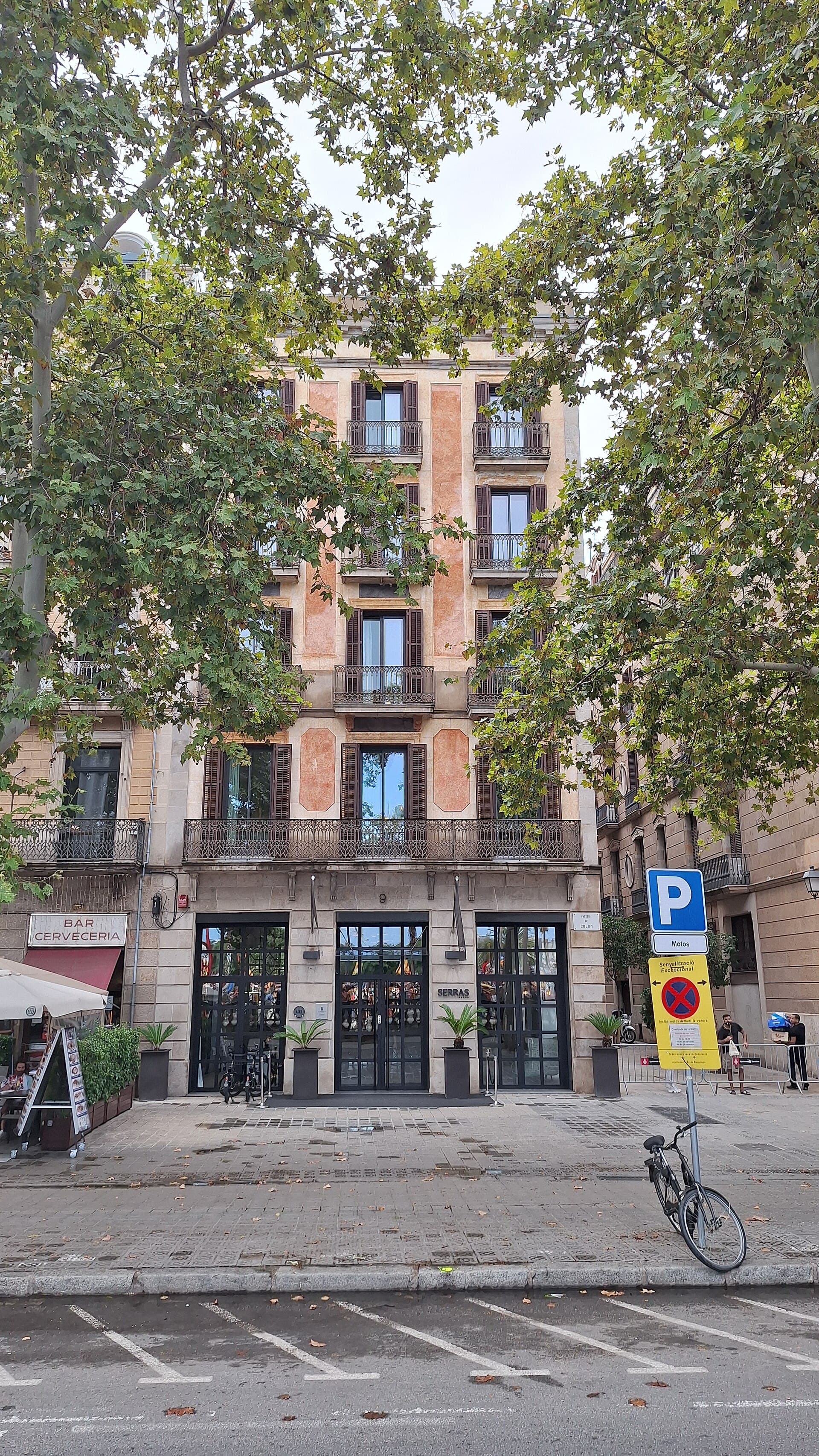 Serras Hotel Barcelona (via Wikimedia Commons, CC BY-SA 3.0)