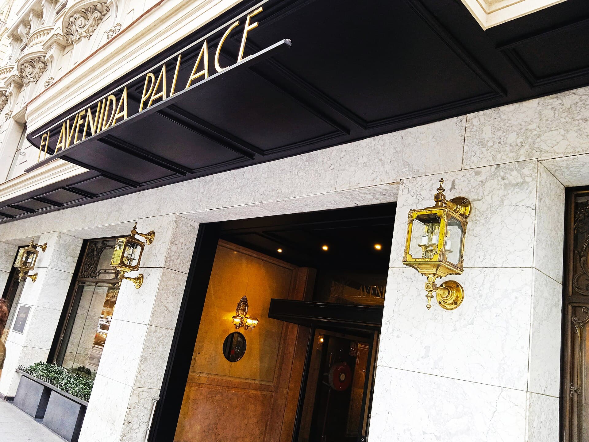El Avenida Palace (via Wikimedia Commons, CC BY-SA 4.0)