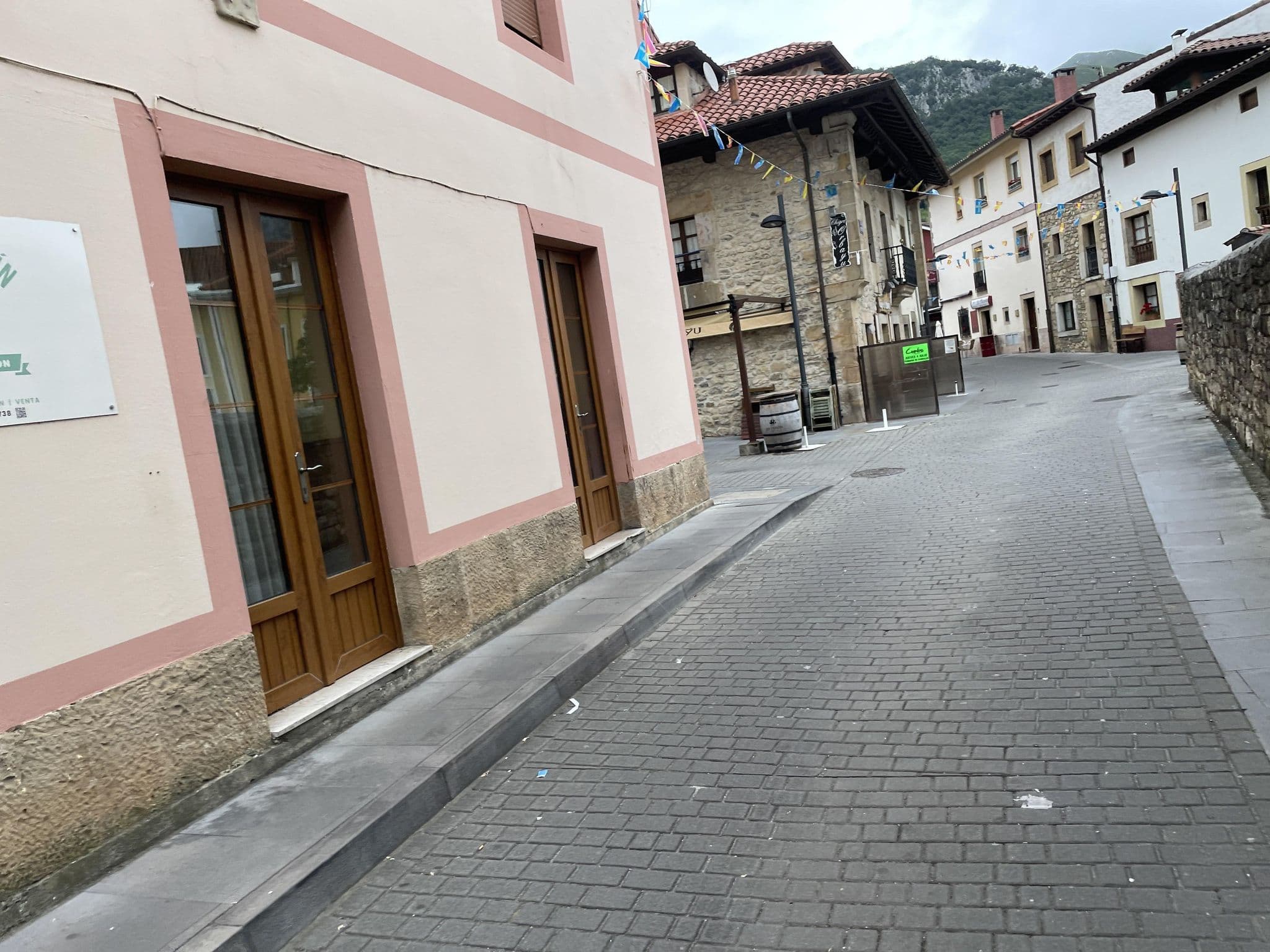 Street view near Hostal El Castañéu, Carreña — © seraq (CC BY-SA · Mapillary)