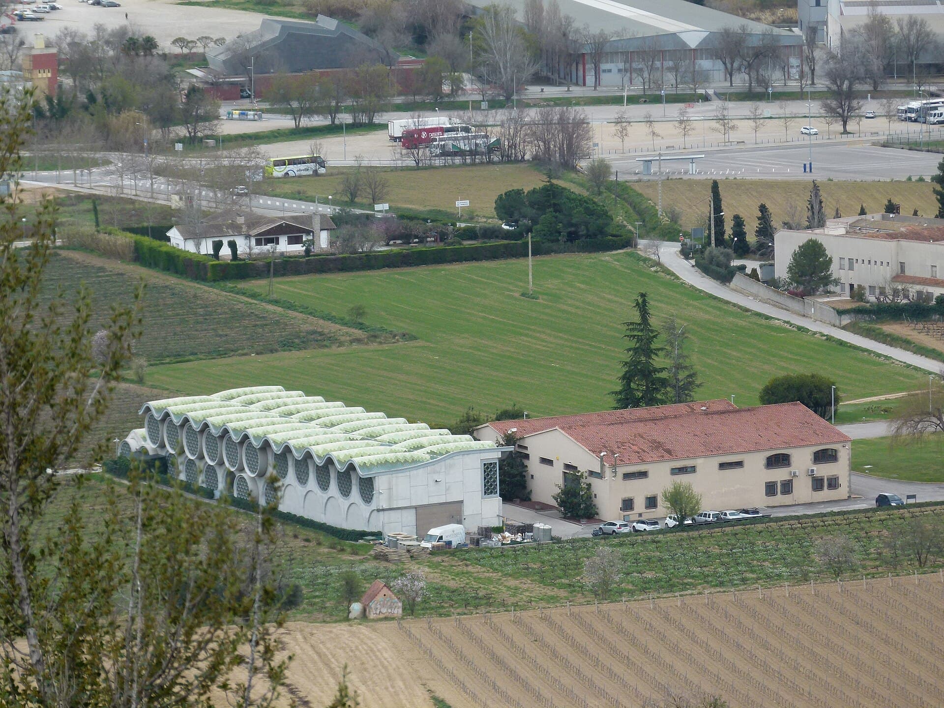 Cava & Hotel Mastinell (via Wikimedia Commons, CC BY-SA 4.0)