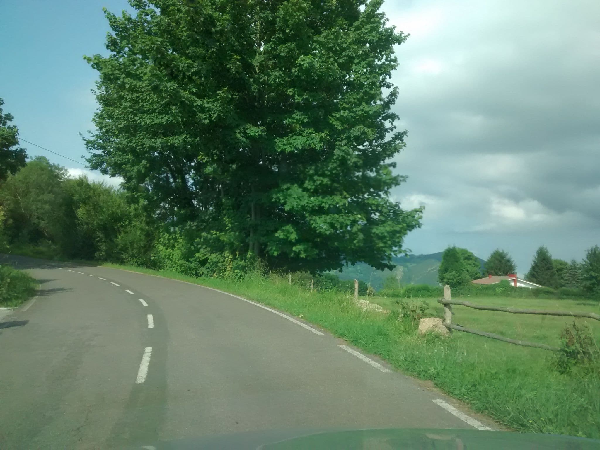 Street view near Albergue de Pintueles, Infiesto — © msevilla00 (CC BY-SA · Mapillary)