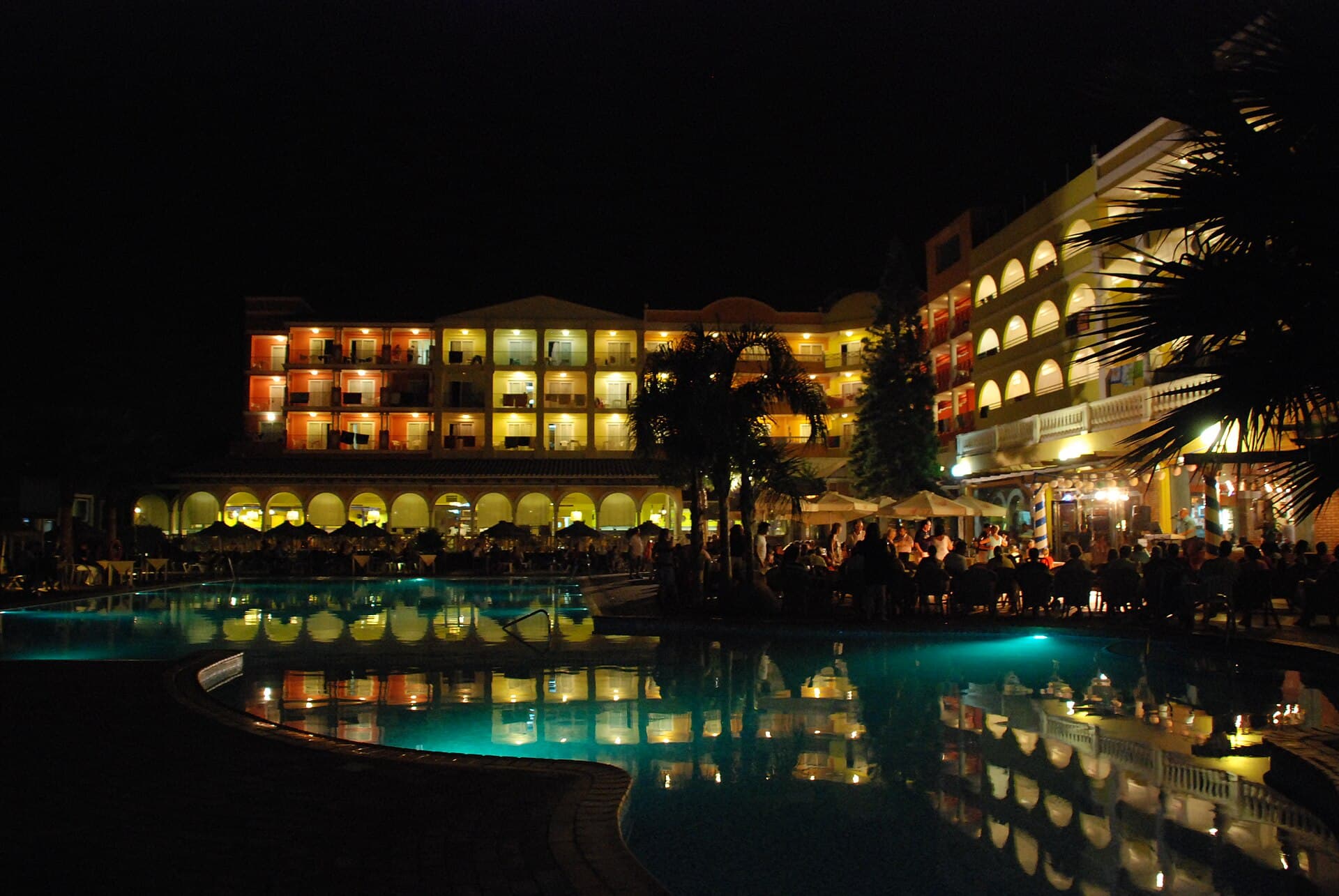 Hotel Mediterráneo Bay (via Wikimedia Commons, CC BY-SA 3.0)