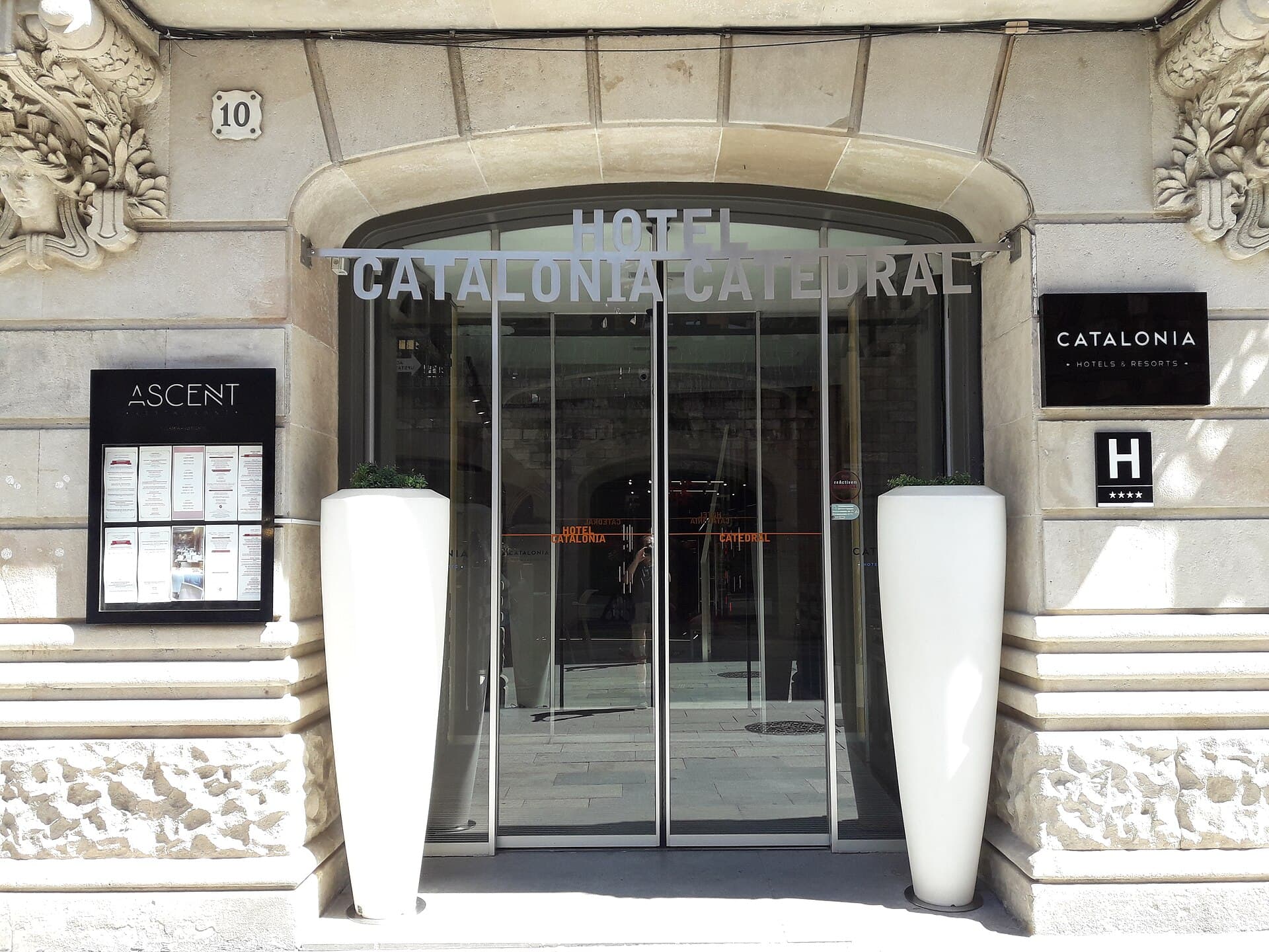 Hotel Catalonia Catedral (via Wikimedia Commons, CC BY-SA 3.0)