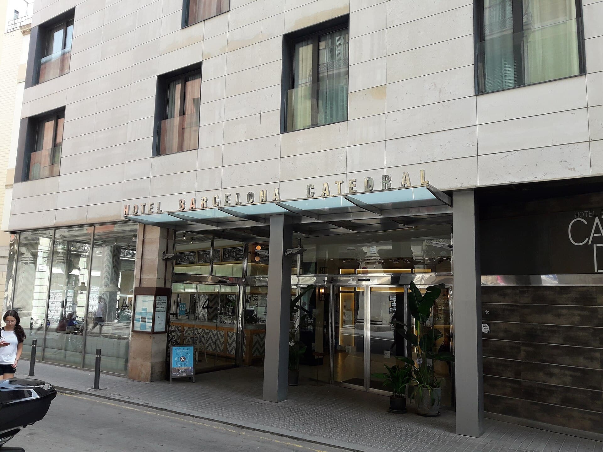 Hotel Barcelona Catedral (via Wikimedia Commons, CC BY-SA 3.0)