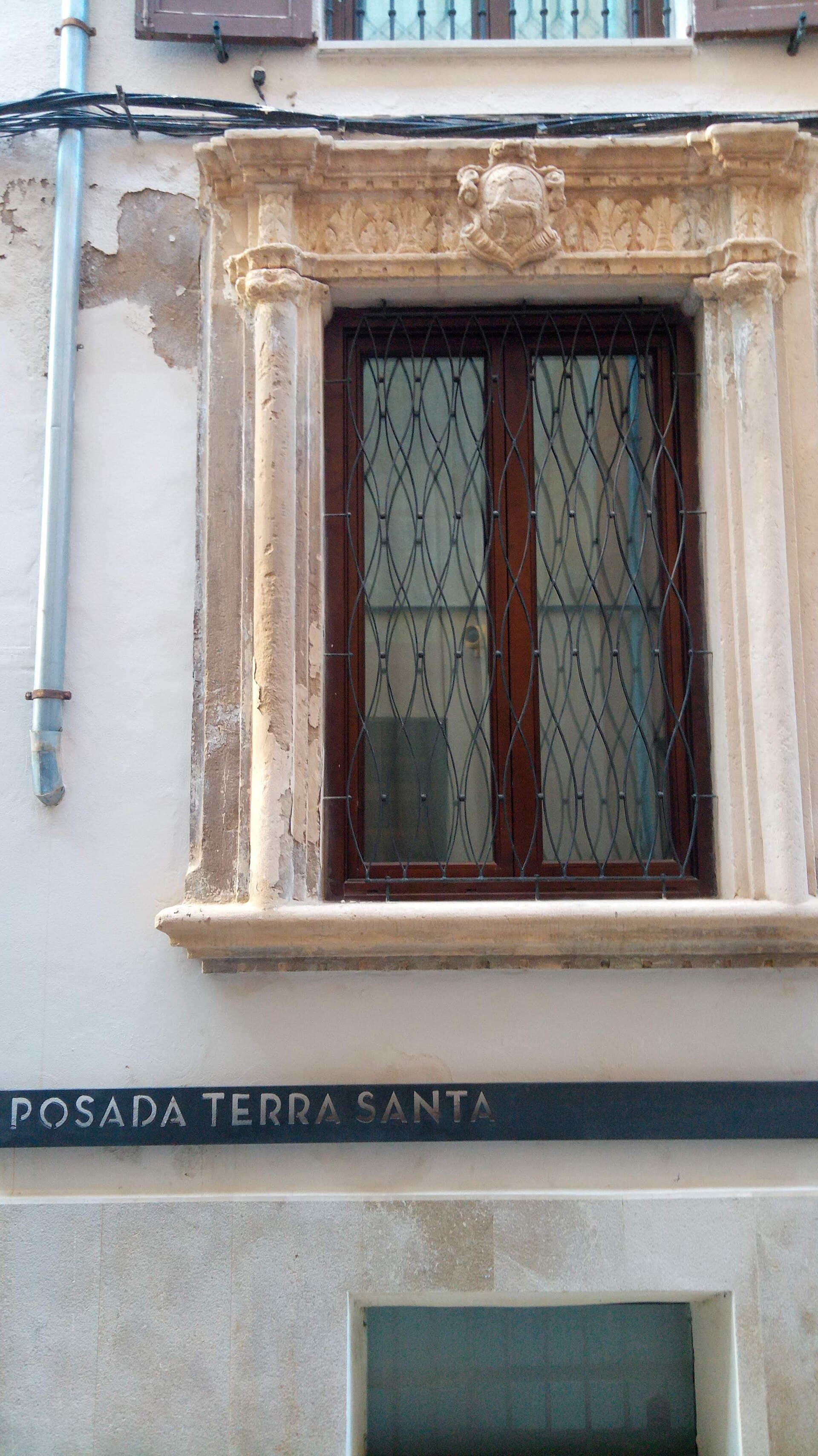 Posada Terra Santa (via Wikimedia Commons, CC BY-SA 4.0)